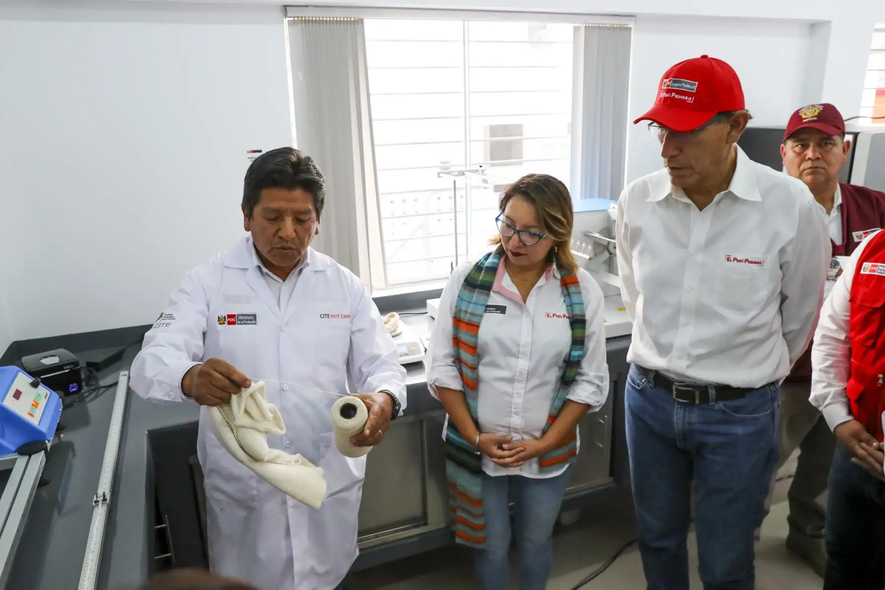 Presidente Martín Vizcarra supervisa el funcionamiento de los nuevos servicios del CITE textil camélidos de Arequipa. Foto:ANDINA/ Presidencia