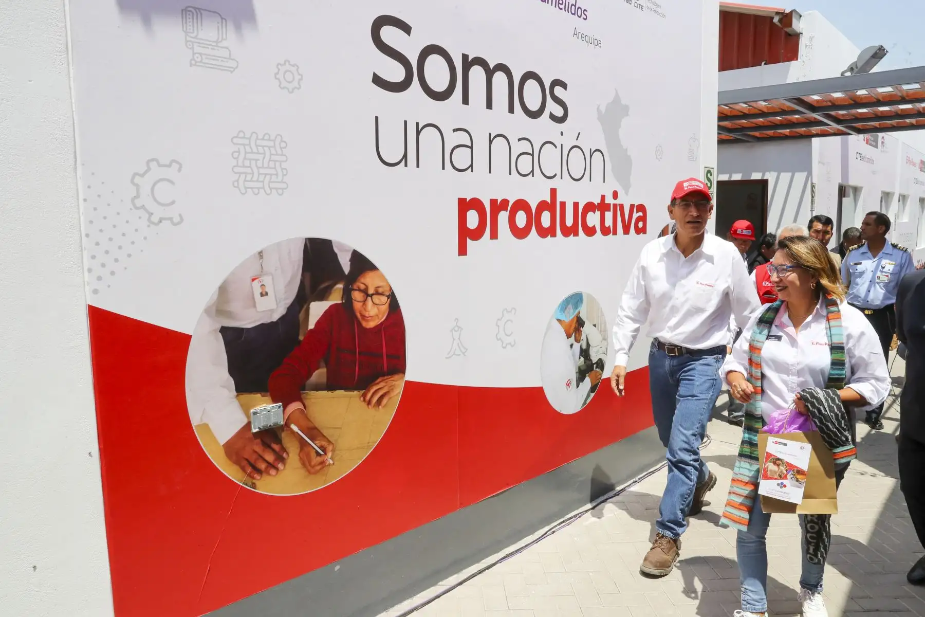 Presidente Martín Vizcarra supervisa el funcionamiento de los nuevos servicios del CITE textil camélidos de Arequipa. Foto:ANDINA/ Presidencia