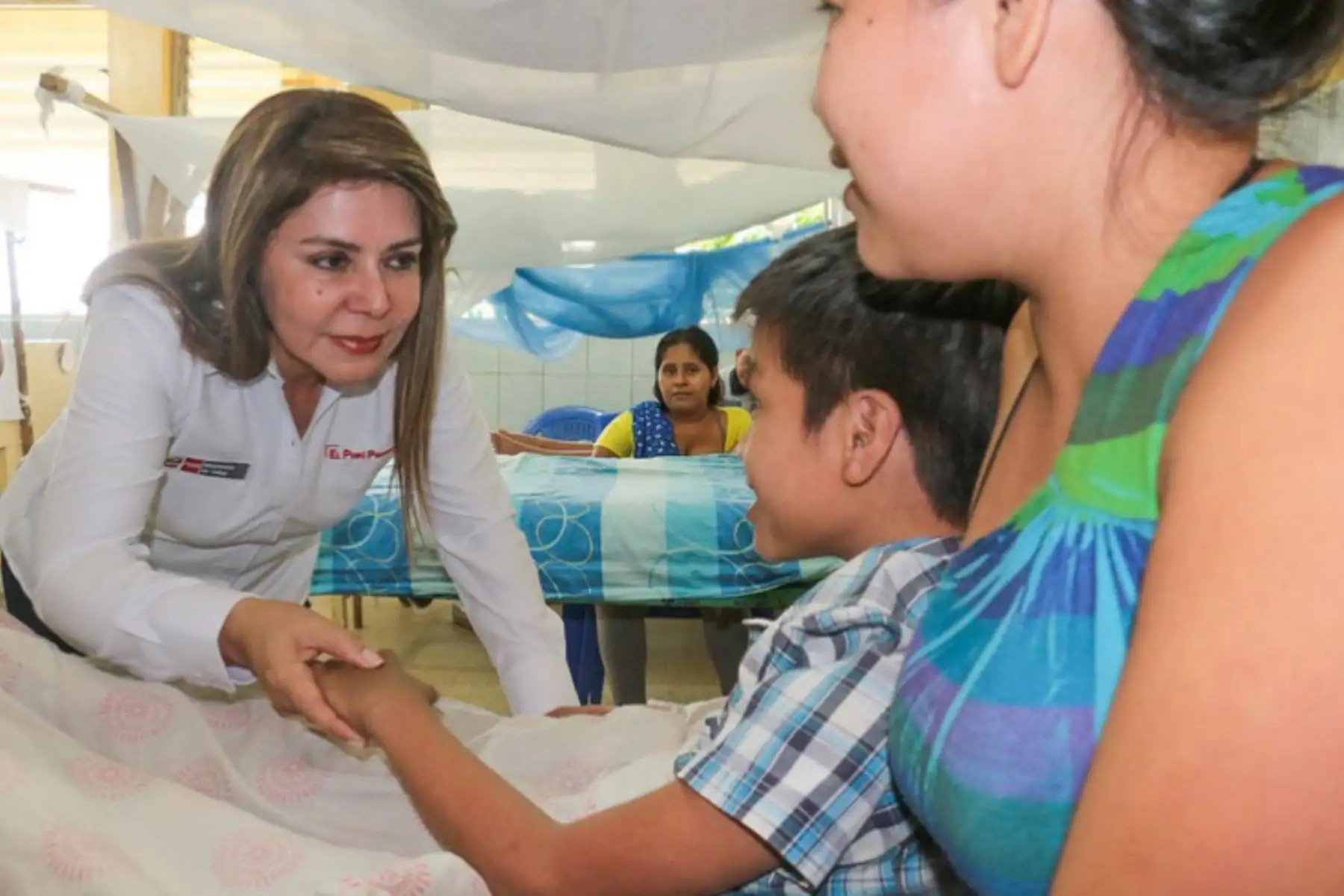 Frente a los casos de dengue que se reportan en algunas zonas del país, la ministra de Salud, Elizabeth Hinostroza, anunció esta tarde que se declarará en emergencia sanitaria a las regiones Loreto, Madre de Dios y San Martín, para combatir el brote de esta enfermedad
