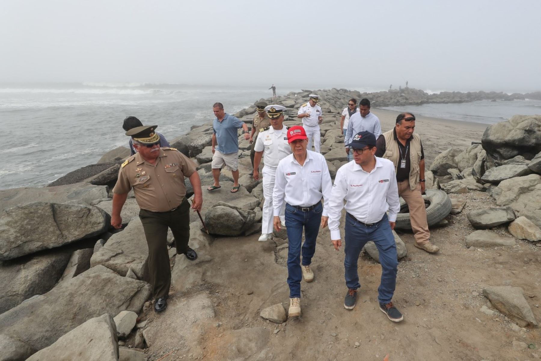 Los ministros de Defensa, Walter Martos Ruíz, y de Comercio Exterior y Turismo, Edgar Vásquez Vela, evaluaron hoy la situación del borde costero de la provincia de Trujillo, en región La Libertad, que se encuentra afectado por la erosión.