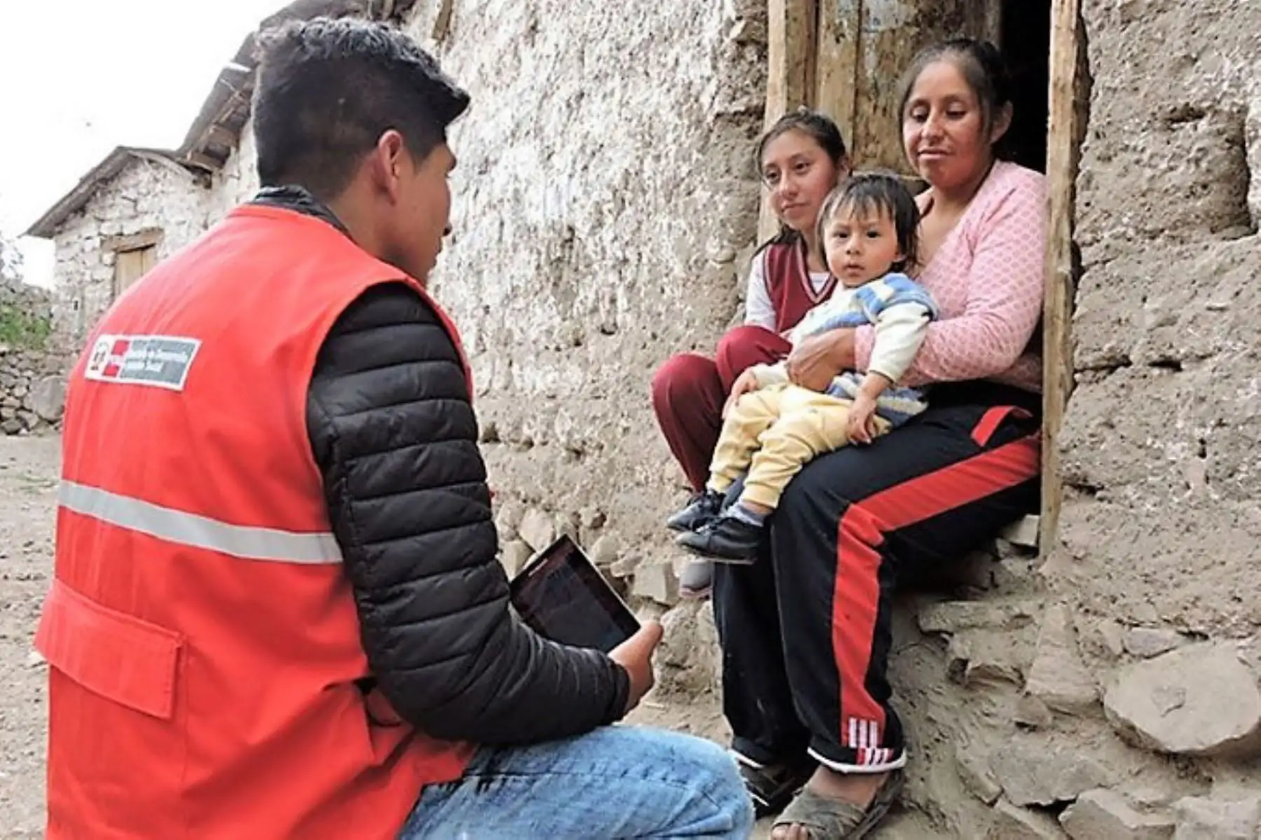 Personal del Midis recorre las zonas rurales para incorporar a los niños en los programas sociales que brinda el Estado.