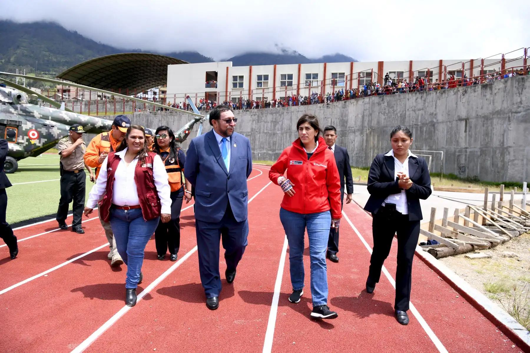 Ministra de Economía y Finanzas, María Antonieta Alva visita la región Apurímac para reunirse con autoridades regionales y municipales para identificar las trabas y dificultades que presentan sus equipos técnicos en la ejecución de inversiones.
Foto:Difusión MEF