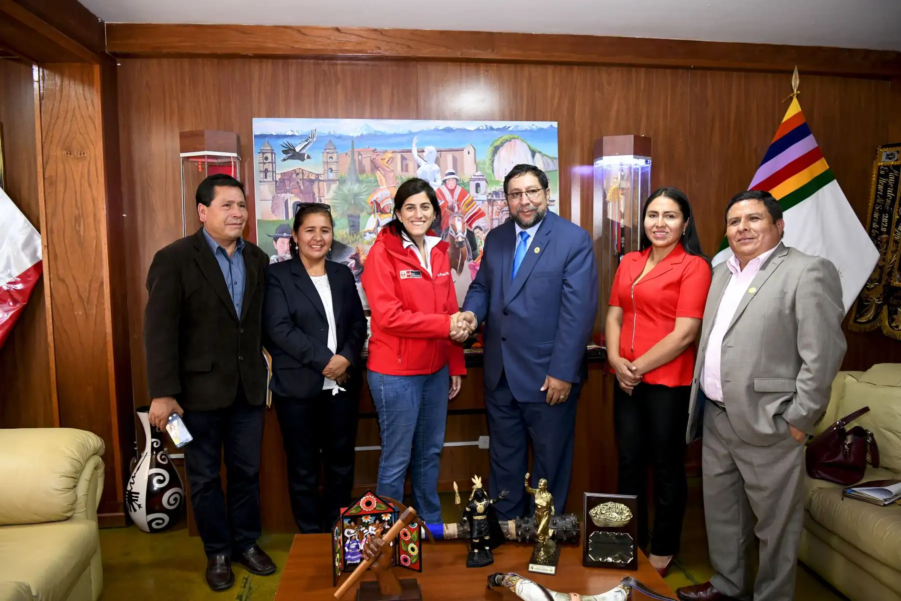 Ministra de Economía y Finanzas, María Antonieta Alva visita la región Apurímac para reunirse con autoridades regionales y municipales para identificar las trabas y dificultades que presentan sus equipos técnicos en la ejecución de inversiones.
Foto:Difusión MEF