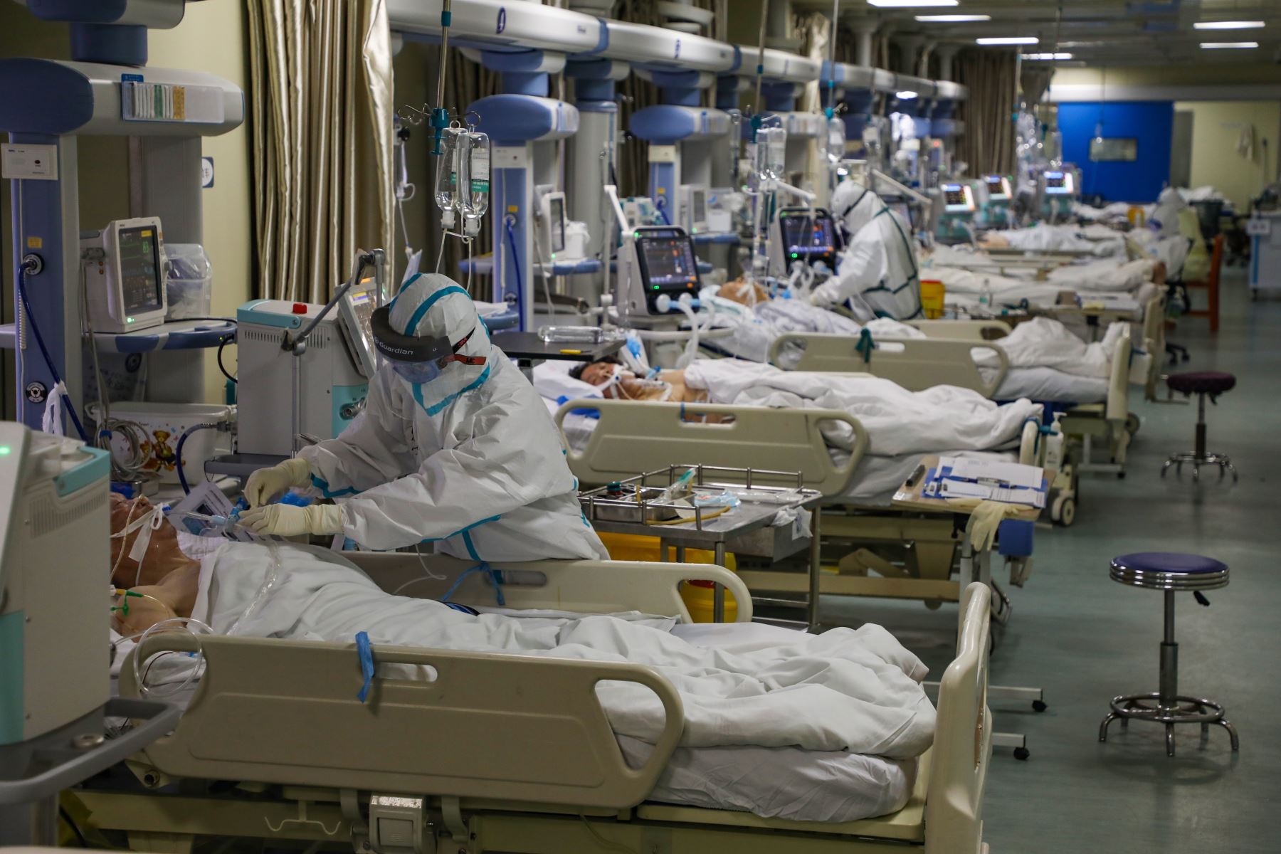 Hospitales de China se saturan con la llegada de múltiples pacientes del coronavirus. Foto: EFE.