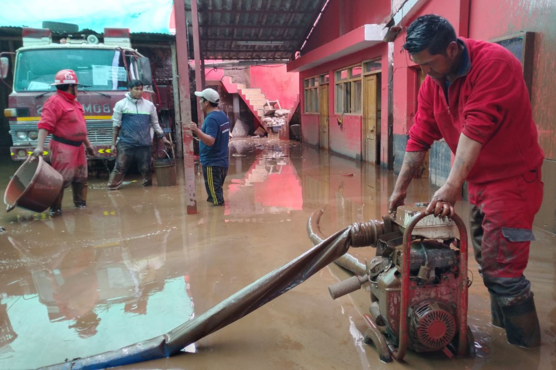 El local de la Compañía de Bomberos 131 de la ciudad de Pisac, provincia cusqueña de Calca, está a punto de colapsar, tras la inundación que sufrió en la víspera por el desborde del río Kitamayo, que sepultó al menos 20 viviendas en esta localidad.