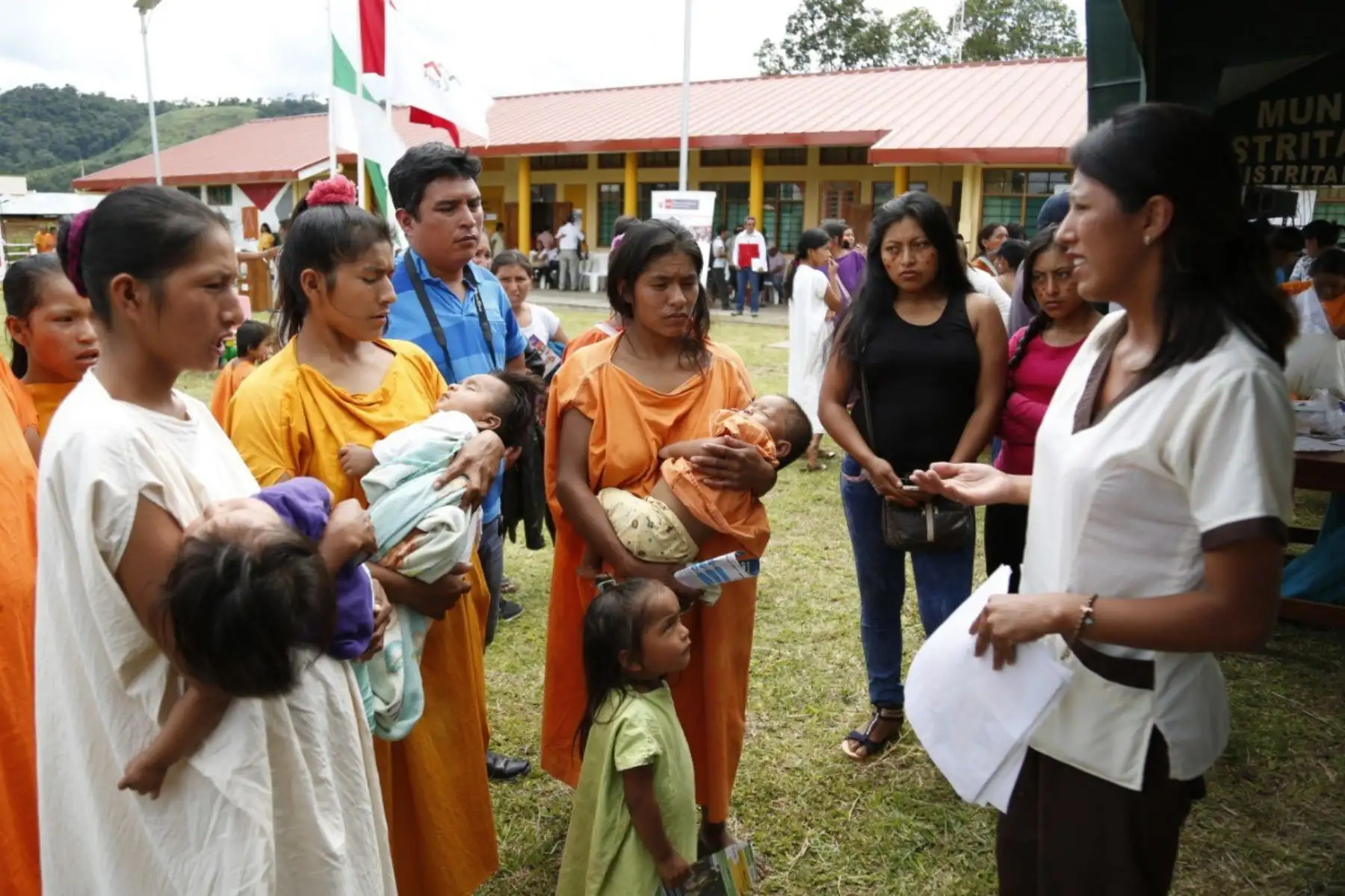 Más de 11,000 pobladores indígenas de 26 comunidades nativas de las cuencas de los ríos Putumayo, Yavarí, Morona, Napo y Tigre, en la región Loreto, accederán a atenciones en salud para el diagnóstico y tratamiento del covid-19, lo cual incluye las pruebas rápidas y la entrega de medicinas para tratar la enfermedad, gracias a la articulación intersectorial del Ministerio de Salud (Minsa) con otras instituciones. ANDINA/Difusión