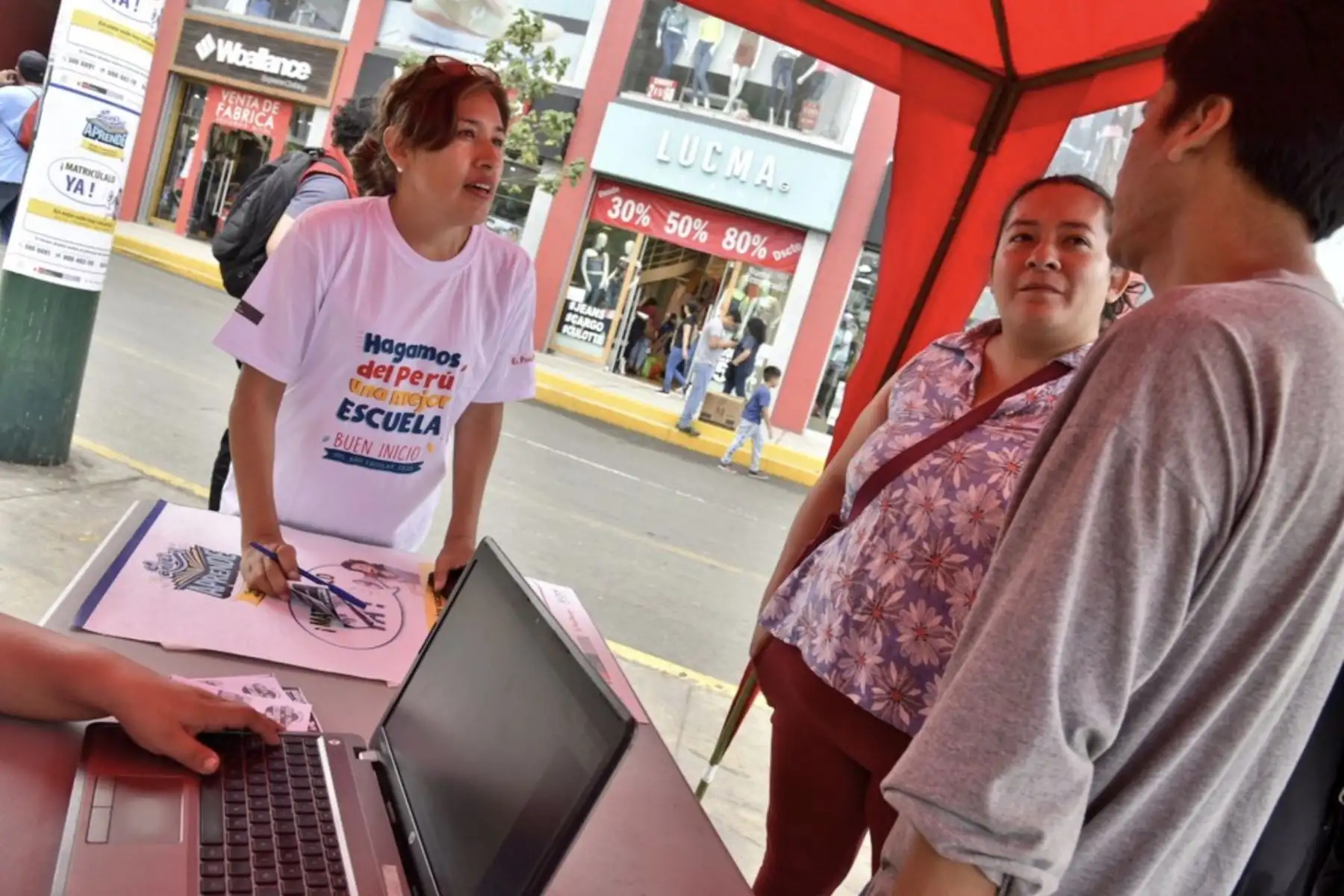 Minedu difunde campaña de Buen Inicio del Año Escolar 2020, en Gamarra. 
Foto: Difusión Minedu
