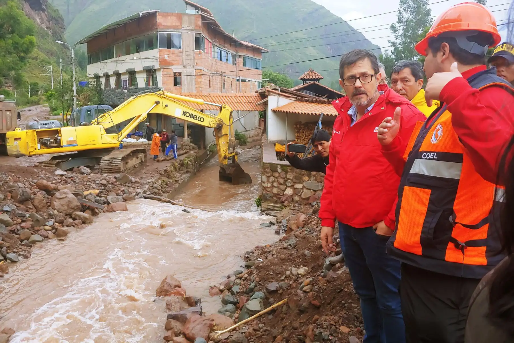 Viceministro de Turismo ( Mincetur ), Guillermo Cortes, llego a Pisac y  visitó la zona afectada  ocasionados por el desborde del río Kitamayo, en la provincia cusqueña de Calca, en Cusco.
Foto: Difusión MINCETUR