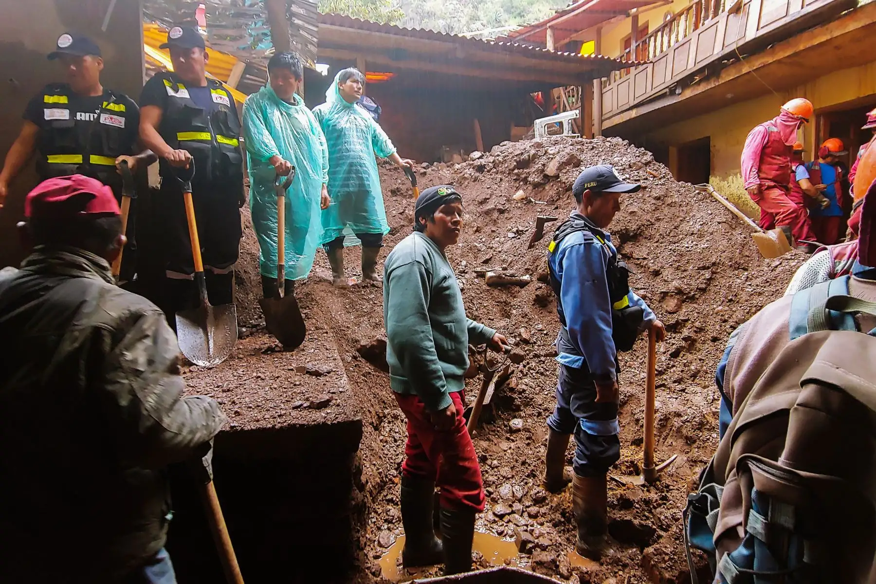 Viceministro de Turismo ( Mincetur ), Guillermo Cortes, llego a Pisac y  visitó la zona afectada  ocasionados por el desborde del río Kitamayo, en la provincia cusqueña de Calca, en Cusco.
Foto: Difusión MINCETUR