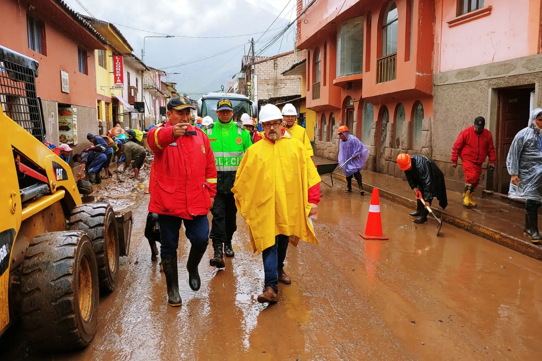 Viceministro de Turismo ( Mincetur ), Guillermo Cortes, llego a Pisac y  visitó la zona afectada  ocasionados por el desborde del río Kitamayo, en la provincia cusqueña de Calca, en Cusco.
Foto: Difusión MINCETUR