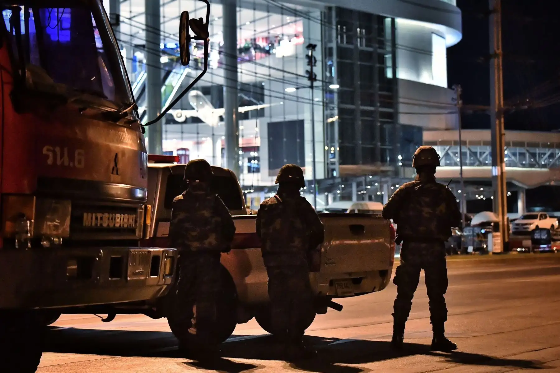 La policía se para frente al centro comercial Terminal 21, donde tuvo lugar un tiroteo masivo, en la ciudad de Nakhon Ratchasima, en el noreste de Tailandia.
Foto: AFP