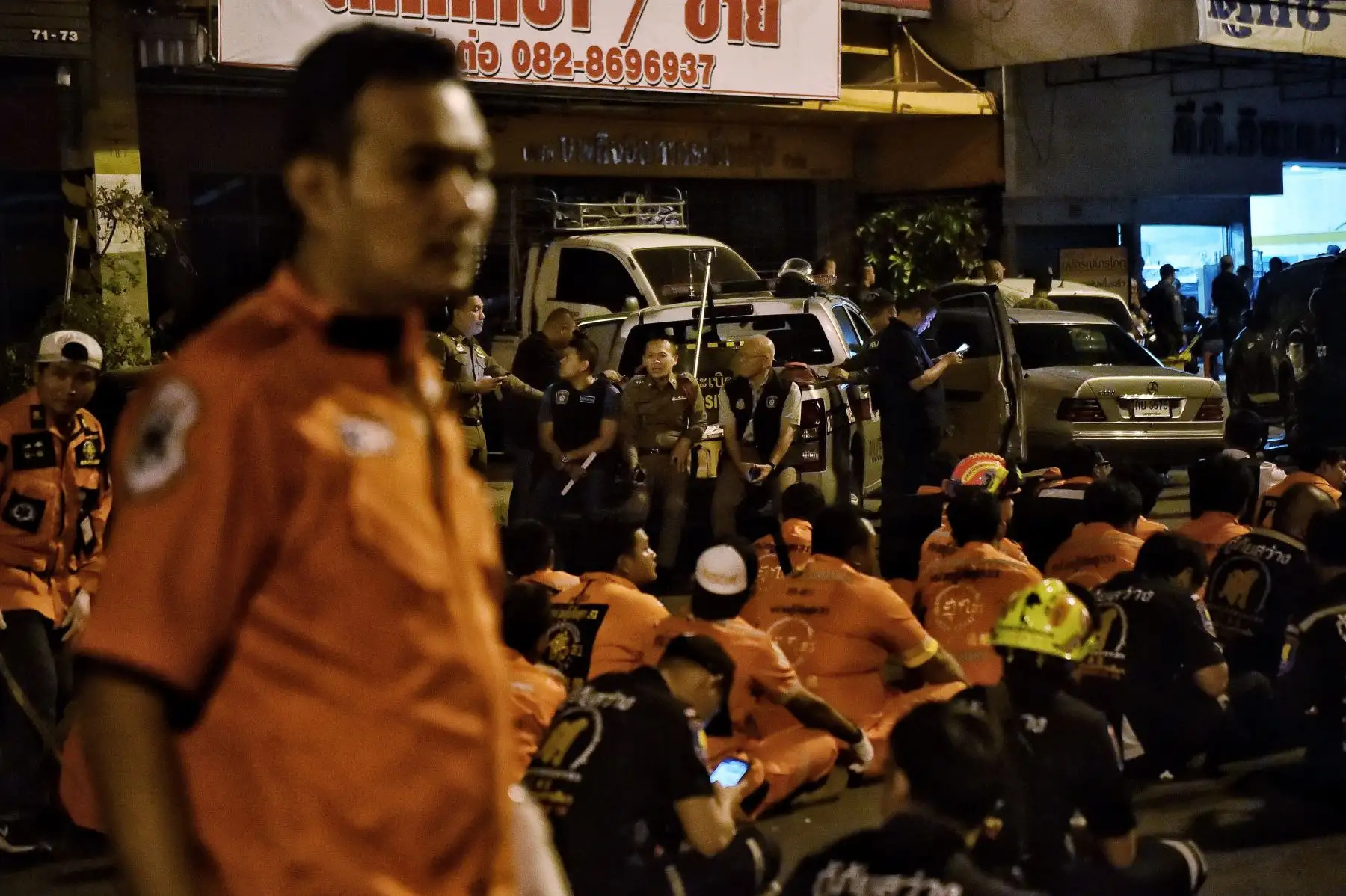 La policía y los trabajadores de rescate descansan fuera del centro comercial Terminal 21, donde tuvo lugar un tiroteo masivo, en la ciudad de Nakhon Ratchasima, en el noreste de Tailandia.
Foto: AFP