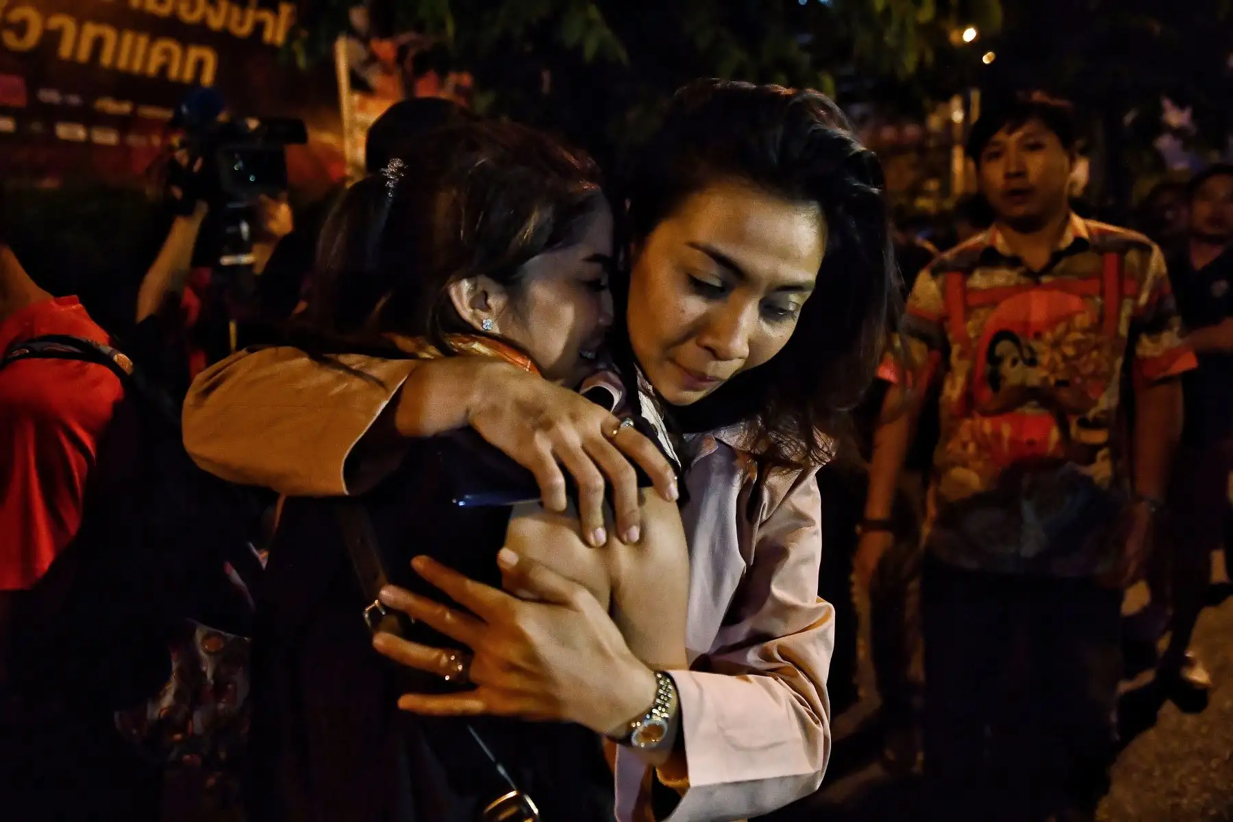 Las personas se abrazan después de ser rescatadas por comandos tailandeses del centro comercial Terminal 21, donde tuvo lugar un tiroteo masivo,  en la ciudad de Nakhon Ratchasima, en el noreste de Tailandia.
Foto: AFP