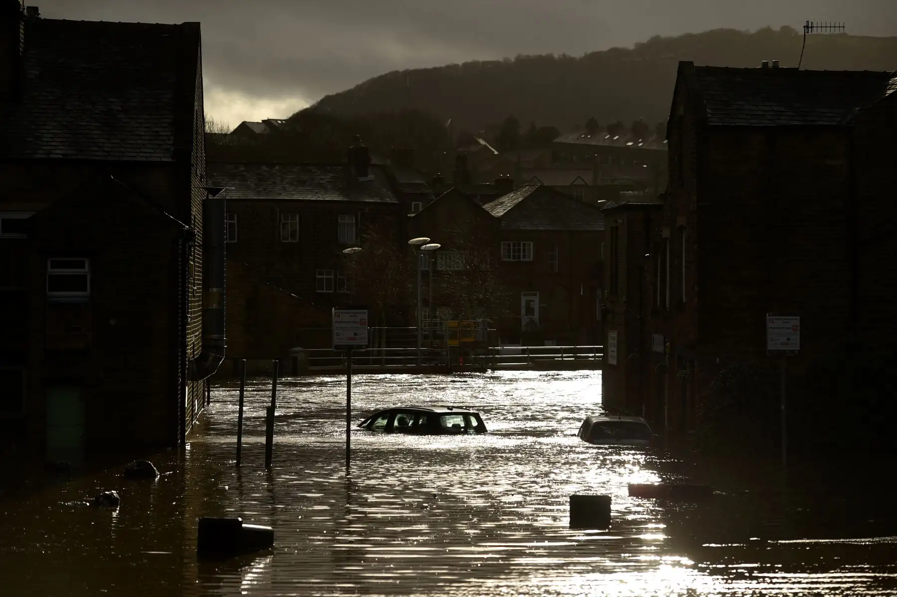 El agua de la inundación rodea las casas en Mytholmroyd, en el norte de Inglaterra, el 9 de febrero de 2020, después de que el río Calder se desbordara cuando la tormenta Ciara se extendió por el país. Foto: AFP