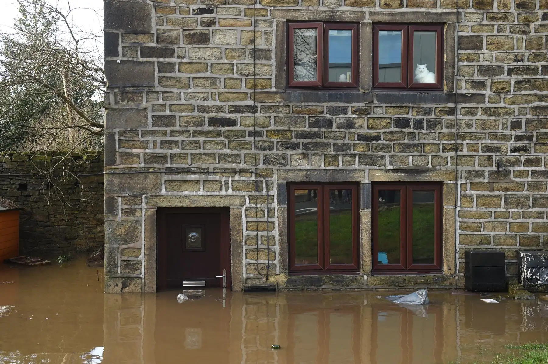 El agua de la inundación rodea las casas en Mytholmroyd, en el norte de Inglaterra, el 9 de febrero de 2020, después de que el río Calder se desbordara cuando la tormenta Ciara se extendió por el país. Foto: AFP