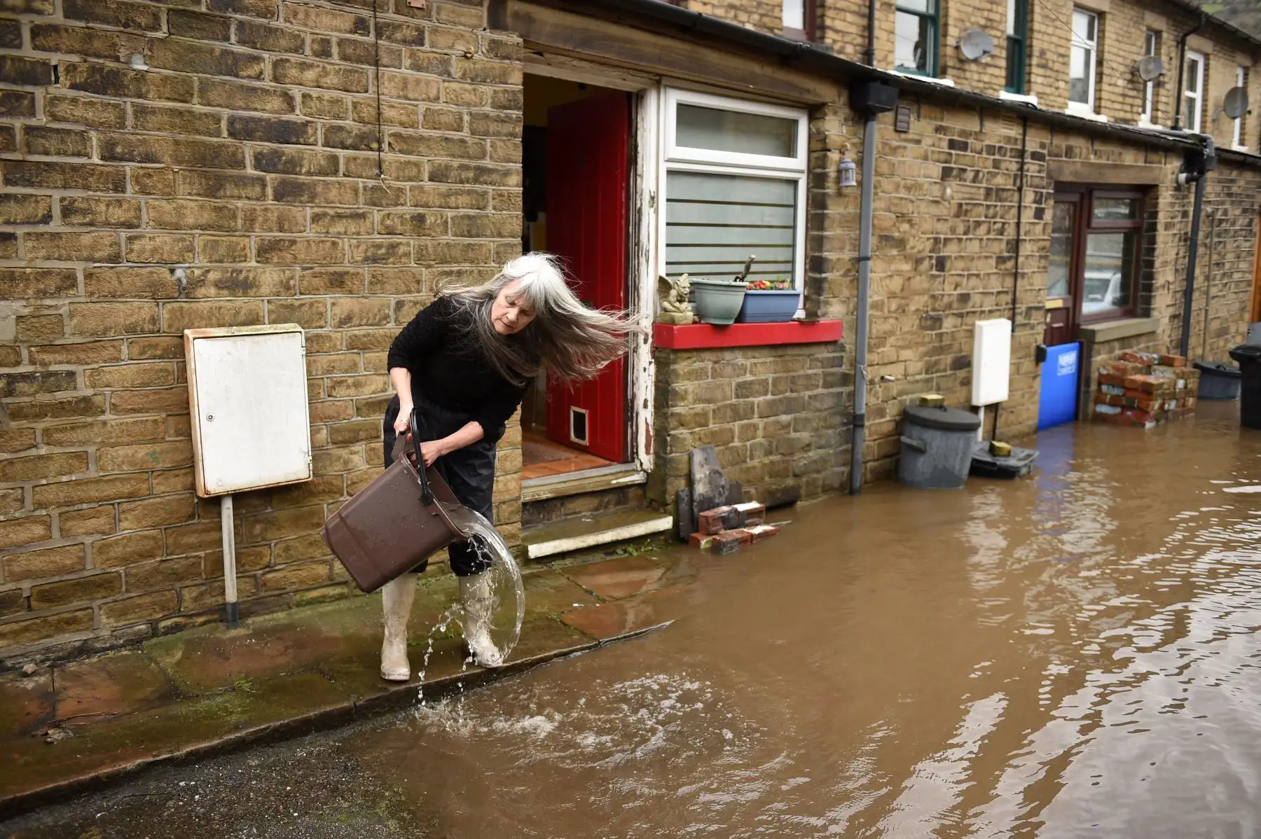 El agua de la inundación rodea las casas en Mytholmroyd, en el norte de Inglaterra, el 9 de febrero de 2020, después de que el río Calder se desbordara cuando la tormenta Ciara se extendió por el país. Foto: AFP