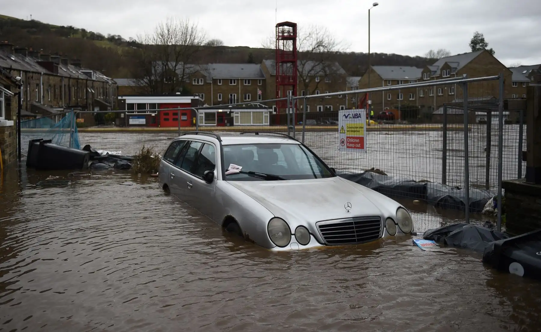 El agua de la inundación rodea las casas en Mytholmroyd, en el norte de Inglaterra, el 9 de febrero de 2020, después de que el río Calder se desbordara cuando la tormenta Ciara se extendió por el país. Foto: AFP