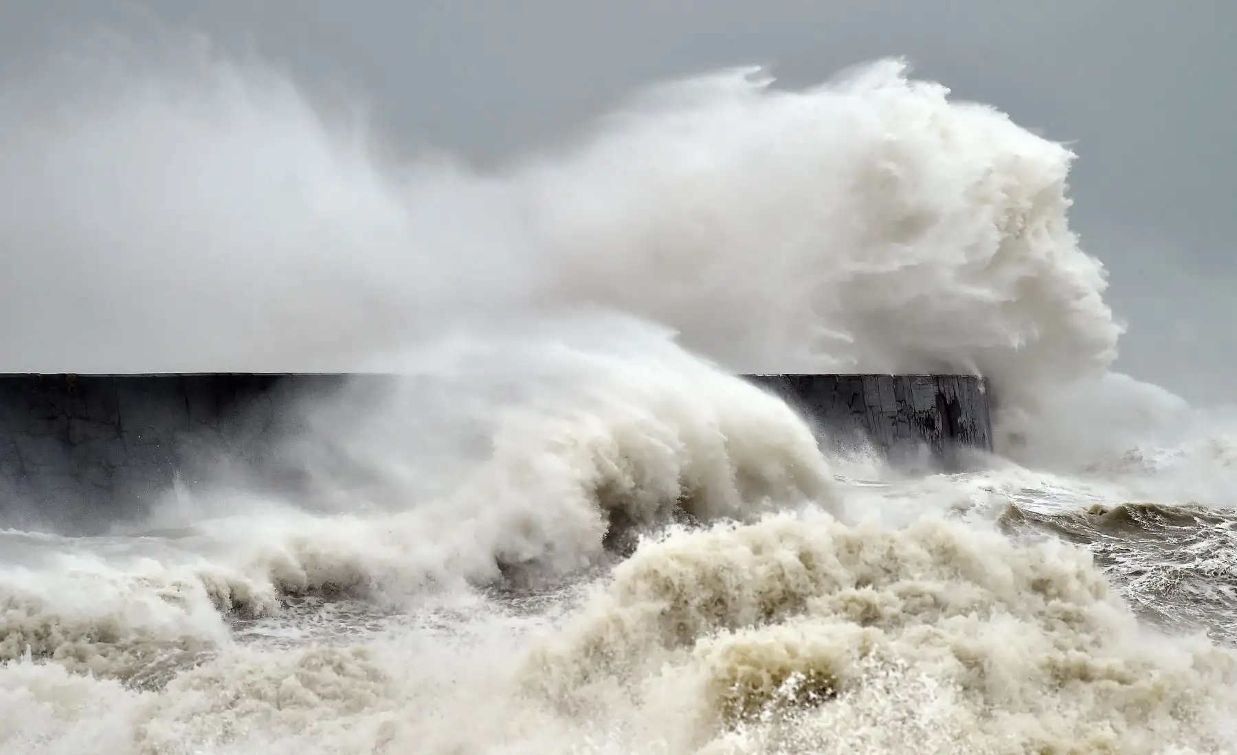 Las olas rompen sobre el faro de Newhaven en la costa sur de Inglaterra. Foto: AFP