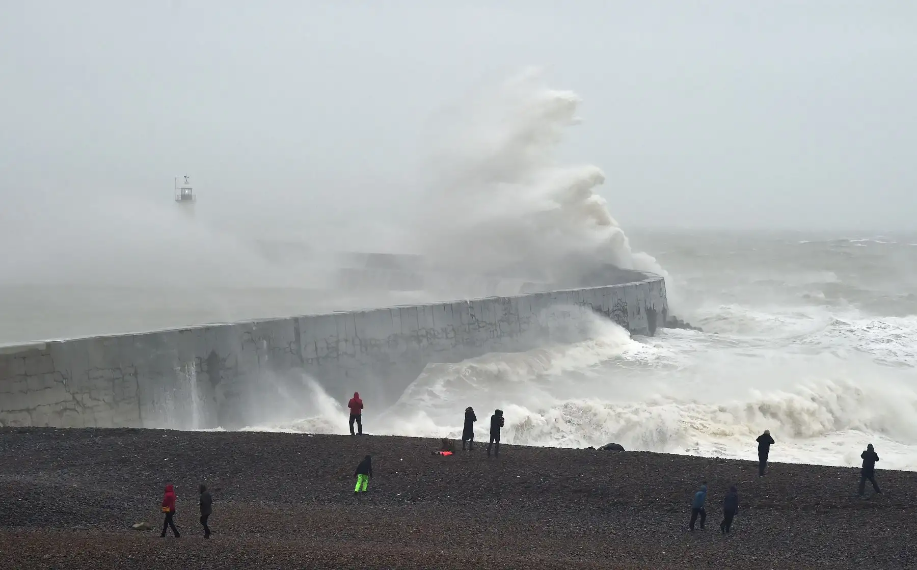 Las olas rompen sobre el faro de Newhaven en la costa sur de Inglaterra. Foto: AFP