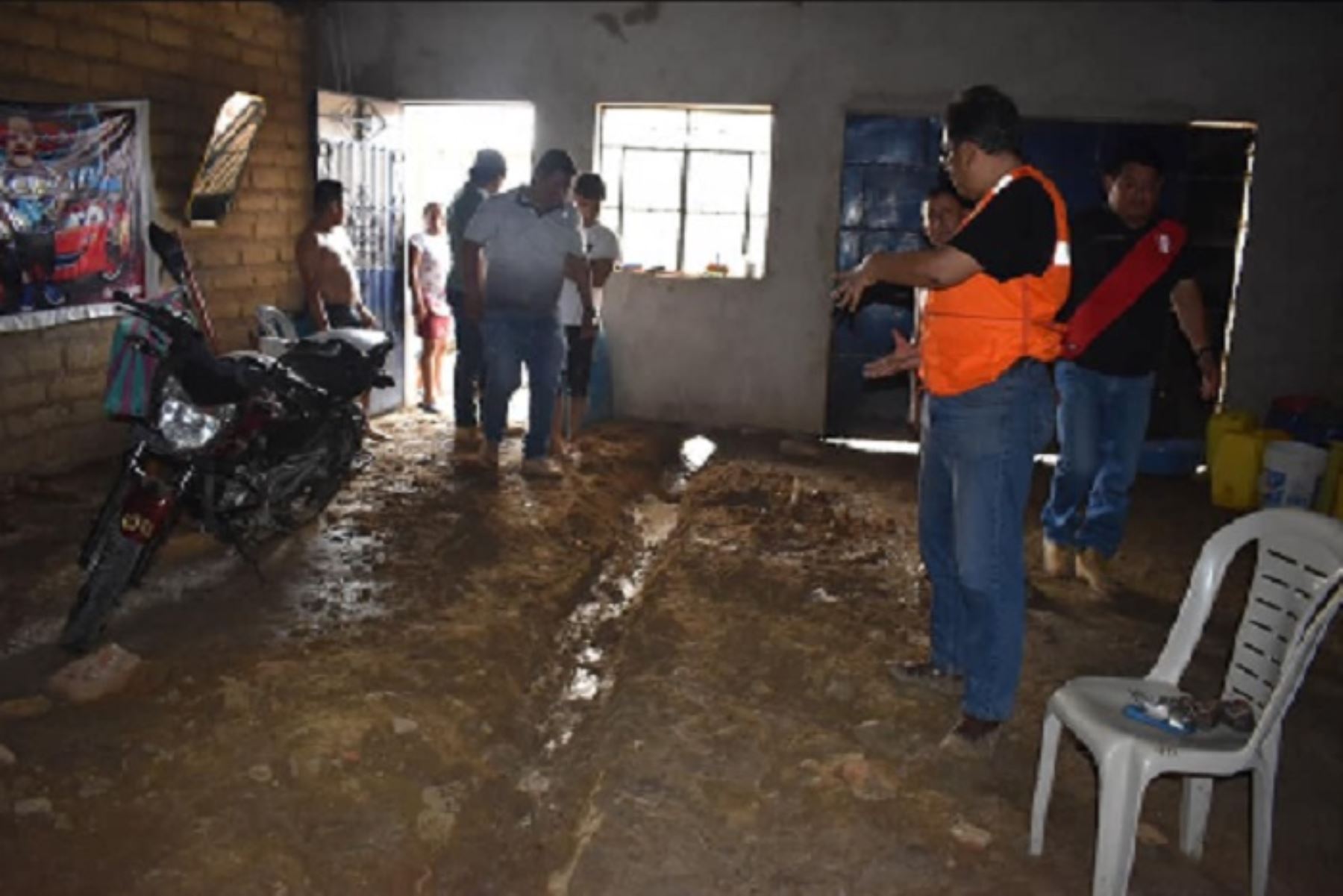 Desde esta madrugada, las fuertes precipitaciones pluviales afectaron viviendas y vías de comunicación en el distrito y provincia de Tumbes.