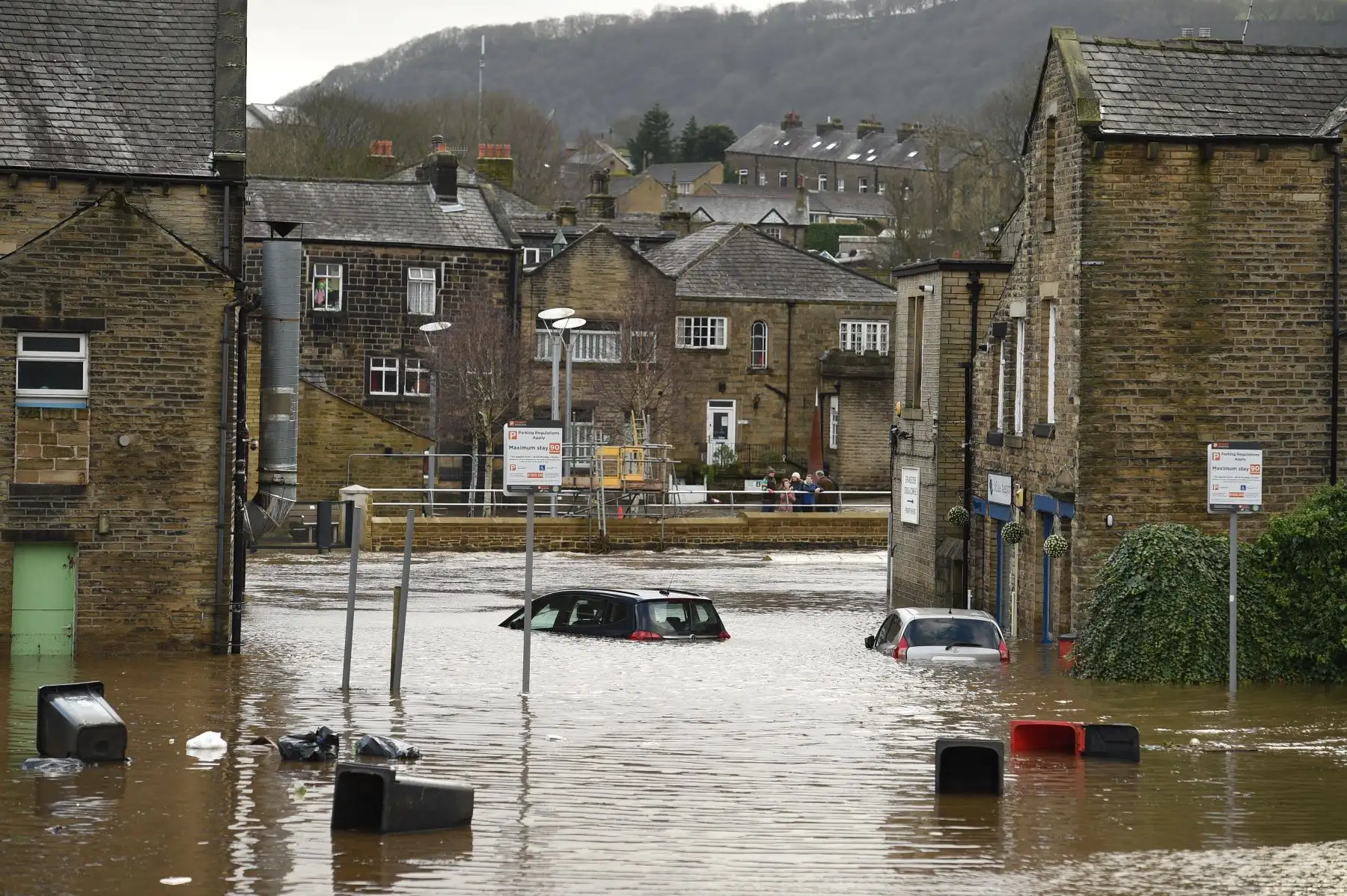 Los autos se ven sumergidos mientras el agua de la inundación cubre las carreteras y los estacionamientos en Mytholmroyd, en el norte de Inglaterra.
Foto: AFP