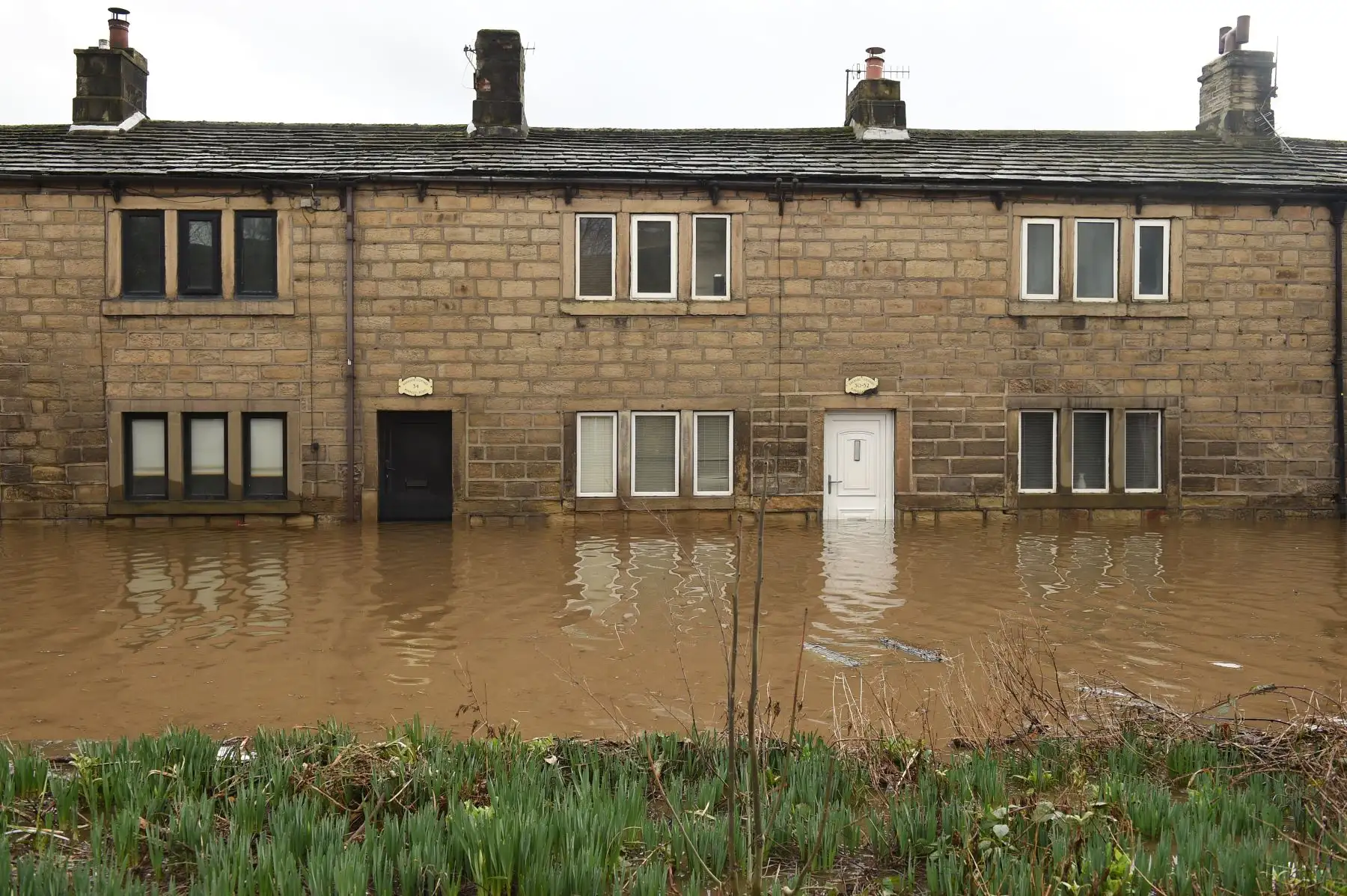 El agua de la inundación se derrama en las puertas de las casas, en Mytholmroyd, en el norte de Inglaterra.
Foto: AFP