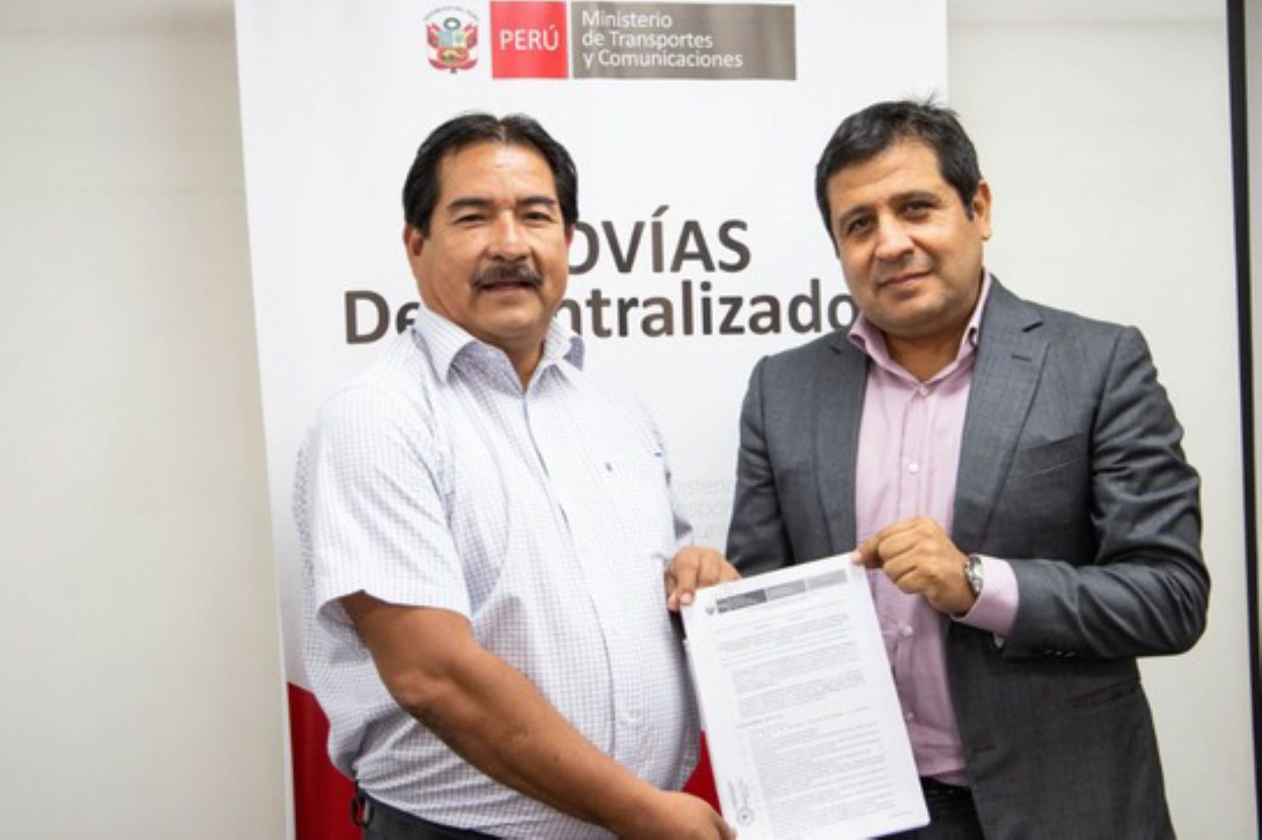El alcalde de Llochegua (Ayacucho), Adrián Gozme, y el director de PVD, Carlos Revilla, firmaron un convenio para el monitoreo y seguimiento de los recursos asignados este año.