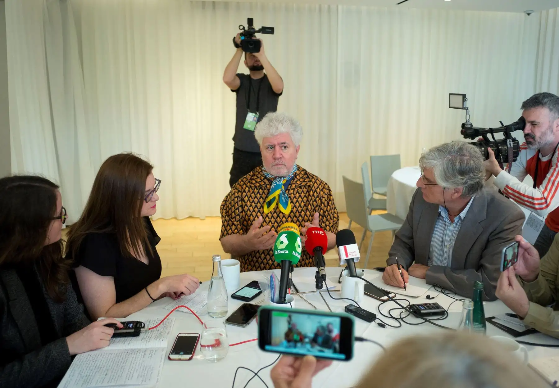 El director español Pedro Almodóvar durante una entrevista  en Los Ángeles (EE. UU) previo a la entrega de los premios Oscar.
Foto: EFE