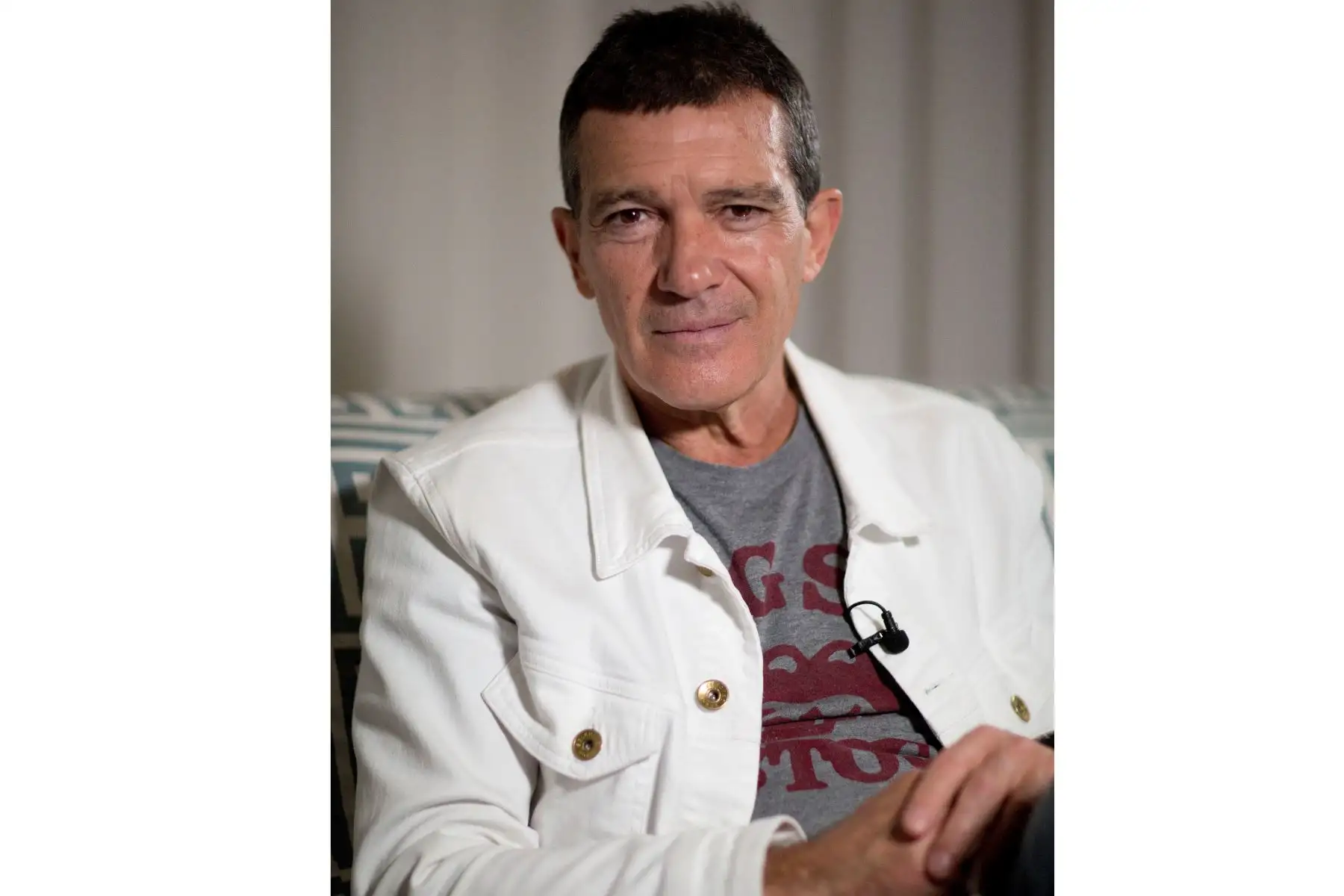 El actor Antonio Banderas durante una entrevista en Los Ángeles (EE. UU). Antonio Banderas luce una tranquilidad poco habitual en un candidato al Óscar horas antes de la gran ceremonia, quizás porque ha cerrado un año "perfecto" tras ganar el Goya y recibir la nominación en Hollywood.
Foto: EFE