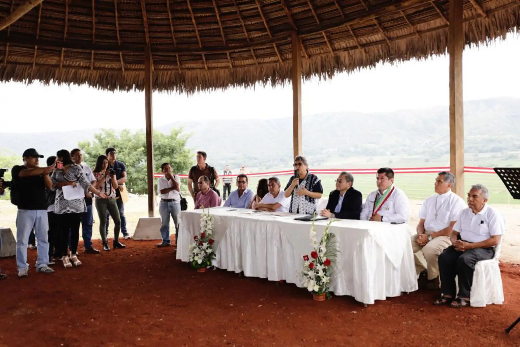 La ministra de Cultura , SoniaGuillén participa en la inauguración de la cubierta tipo maloca en el Templo Arqueológico Montegrande en Jaén, Cajamarca, y suscribe el convenio interinstitucional para continuar con las investigaciones arqueológicas en la zona.
Foto: Difusión Mincul