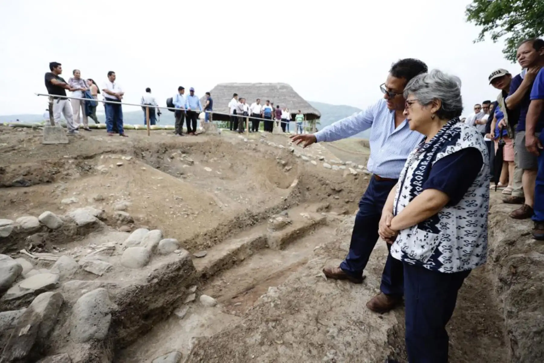 La ministra de Cultura , SoniaGuillén participa en la inauguración de la cubierta tipo maloca en el Templo Arqueológico Montegrande en Jaén, Cajamarca, y suscribe el convenio interinstitucional para continuar con las investigaciones arqueológicas en la zona.
Foto: Difusión Mincul