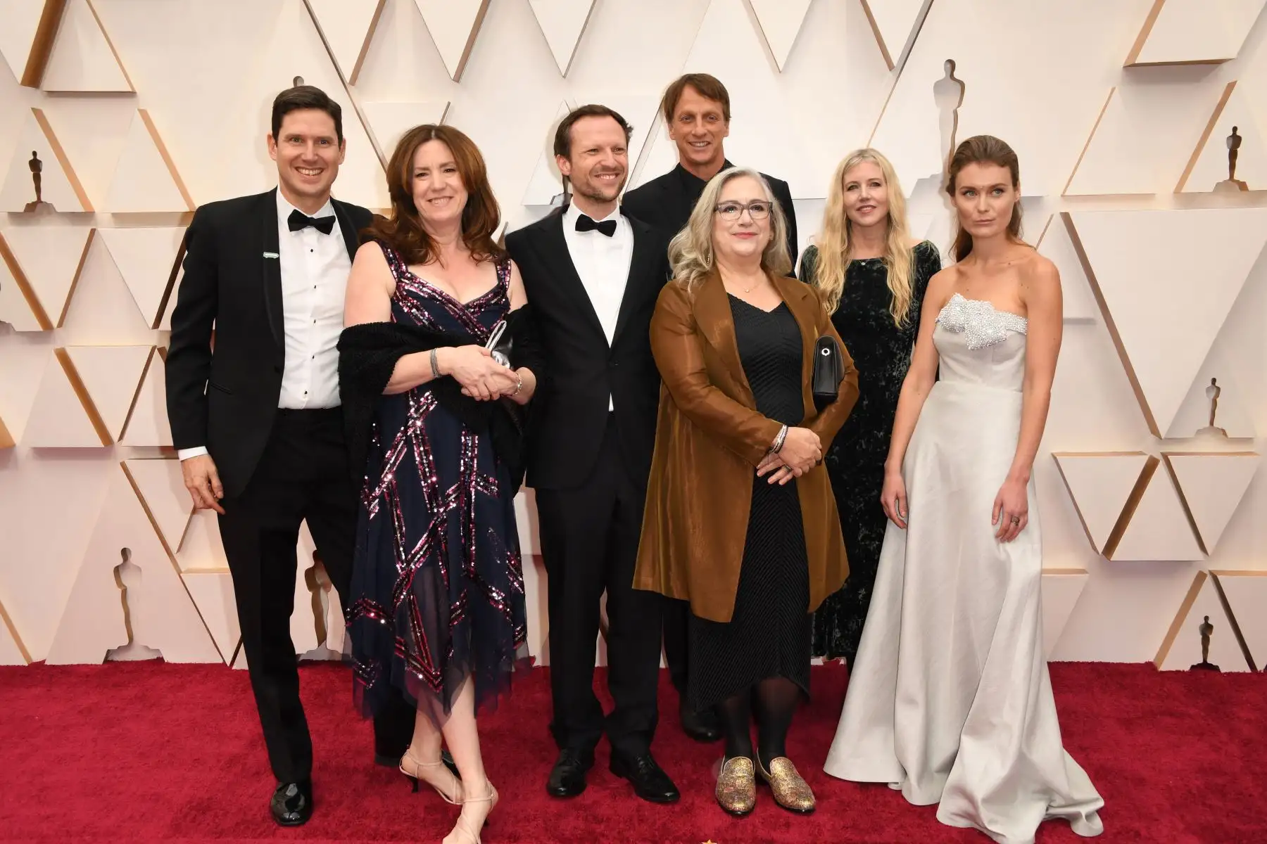 La cineasta estadounidense Carol Dysinger y la cineasta Elena Andreicheva con el elenco y el equipo de "Learning to Skateboard in a Warzone (If You