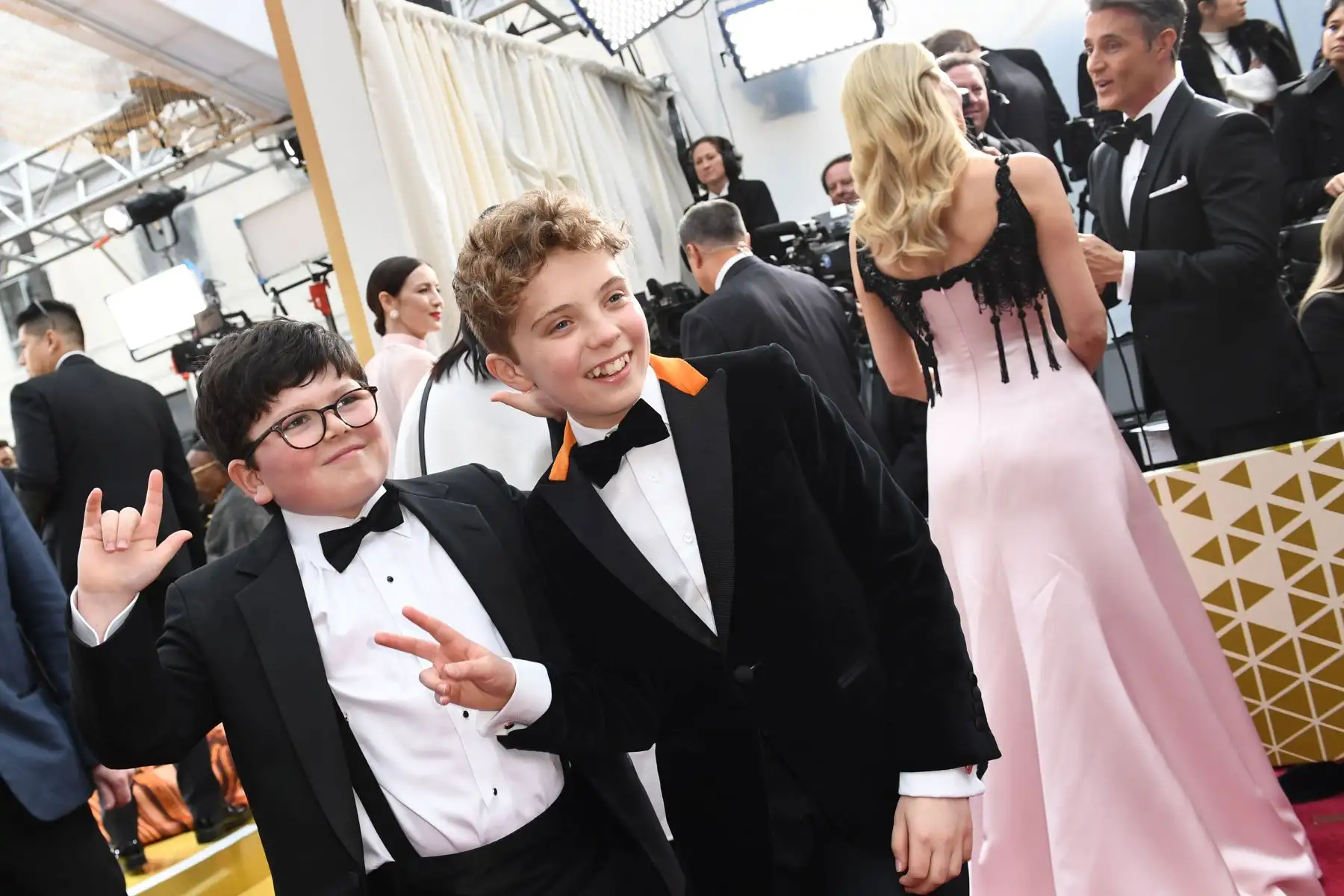 El actor británico Archie Yates y el actor británico Roman Griffin Davis (C) llegan para los 92o Oscar en el Dolby Theatre de Hollywood, California.
Foto: AFP