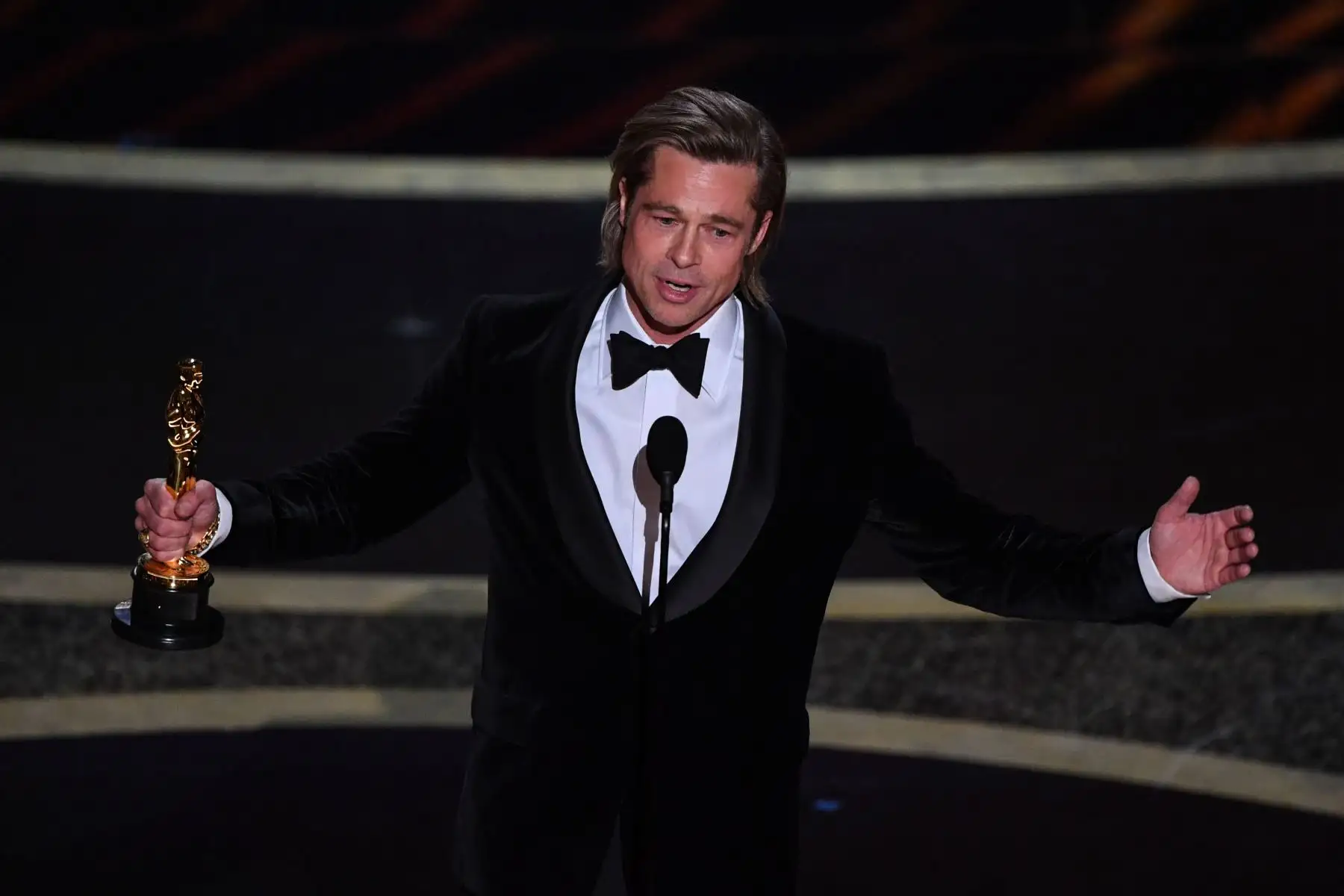 El actor estadounidense Brad Pitt acepta el premio al Mejor Actor de Reparto por "Érase una vez ... en Hollywood" durante los 92o Oscars en el Dolby Theatre de Hollywood, California.Foto:AFP