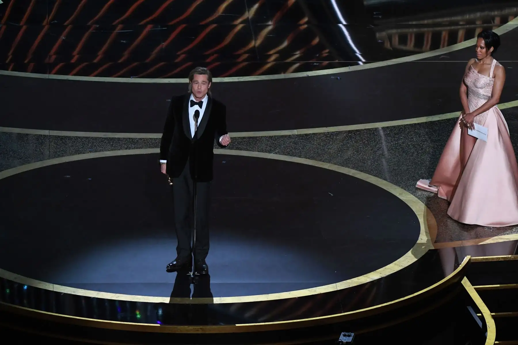 El actor estadounidense Brad Pitt acepta el premio al Mejor Actor en un papel secundario por "Érase una vez ... en Hollywood" durante los 92o Oscars en el Dolby Theatre de Hollywood, California.
Foto: AFP