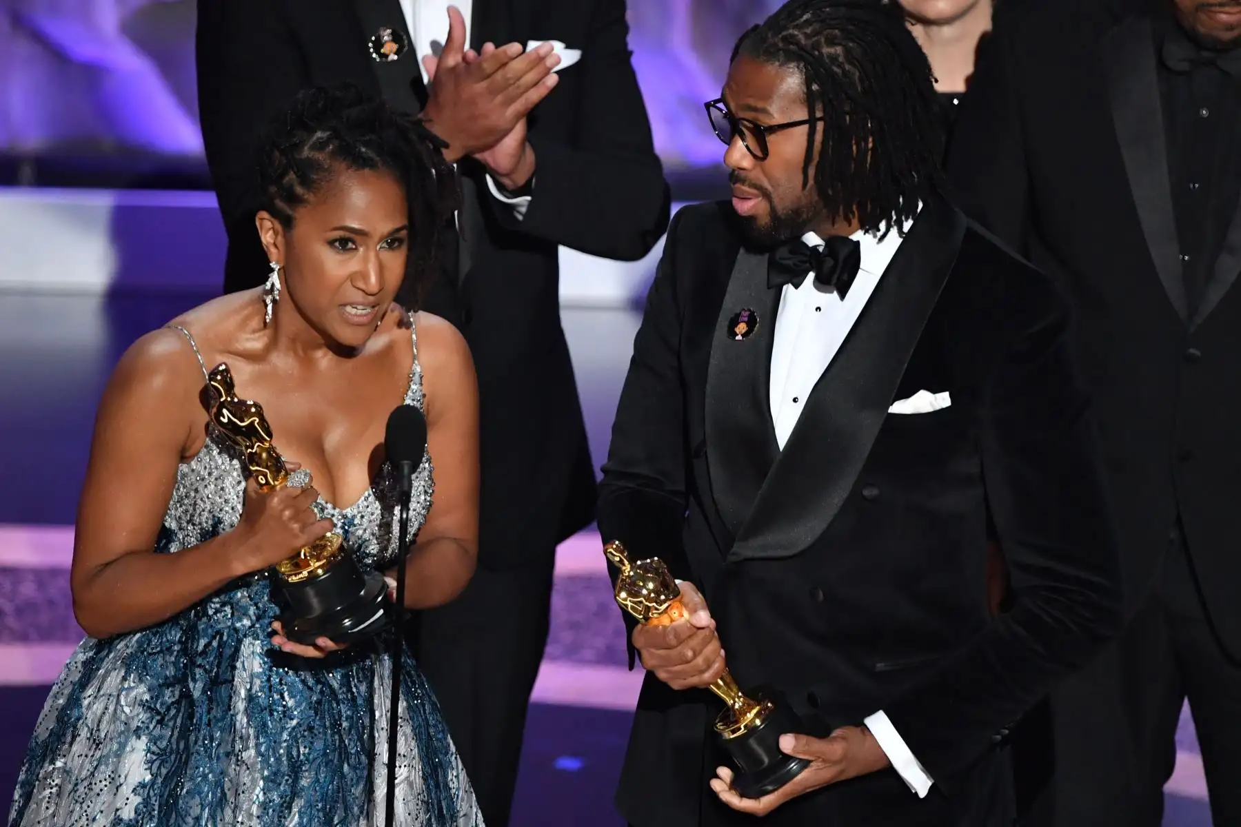 Karen Rupert Toliver  y el director estadounidense Matthew A. Cherry aceptan el premio al Mejor Cortometraje de Animación por "Hair Love" en el escenario durante la 92a edición de los Oscar en el Dolby Theatre de Hollywood, California.
Foto: AFP