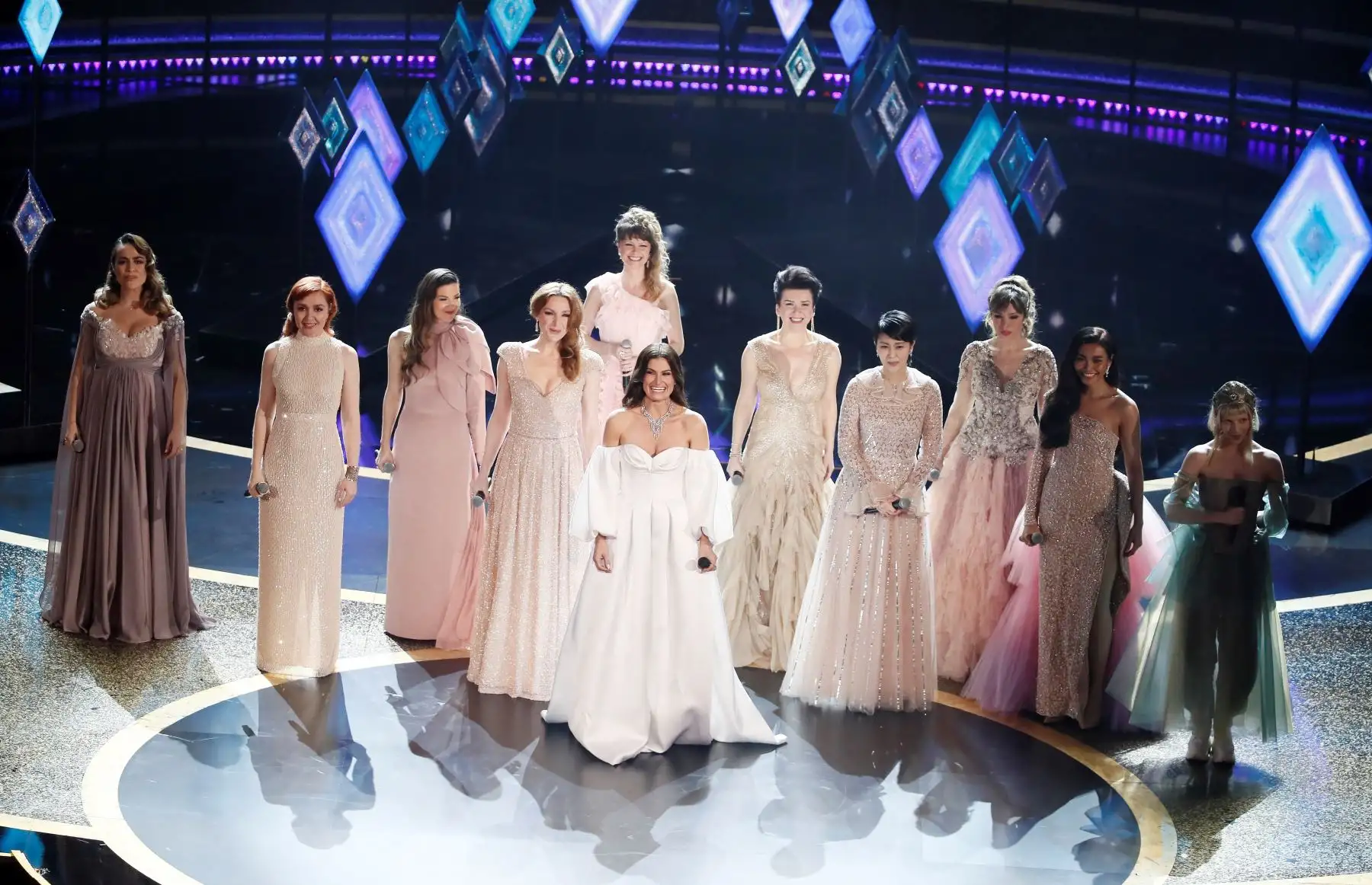 Idina Menzel  y Elsas de todo el mundo se presentan durante la 92a ceremonia anual de los Premios de la Academia en el Dolby Theatre de Hollywood, California, EE. UU
Foto: EFE