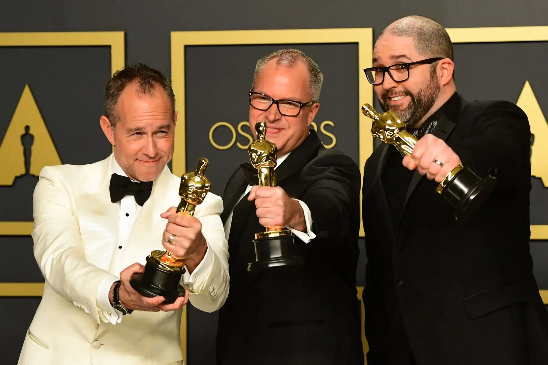 El productor estadounidense Jonas Rivera, Mark Nielsen y Josh Cooley posan en la sala de prensa con el premio al mejor largometraje de animación por "Toy Story 4" durante la 92a edición de los Oscar en el Dolby Theatre de Hollywood, California.
Foto: AFP