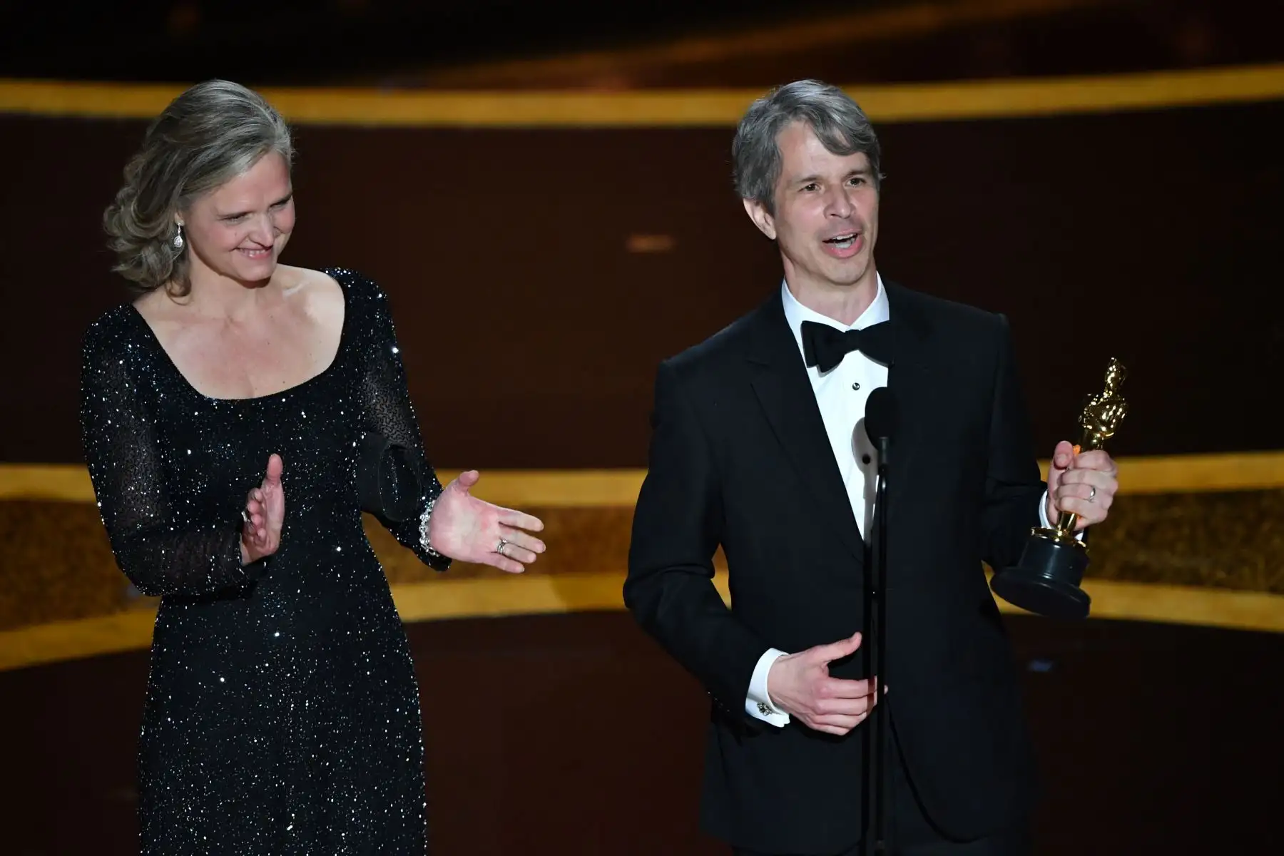 El director estadounidense Marshall Curry y Elizabeth Martin aceptan el premio al mejor cortometraje de acción en vivo por "The Neighbours Window" durante la 92ª entrega de los Oscar en el Dolby Theatre de Hollywood, California.
Foto: AFP