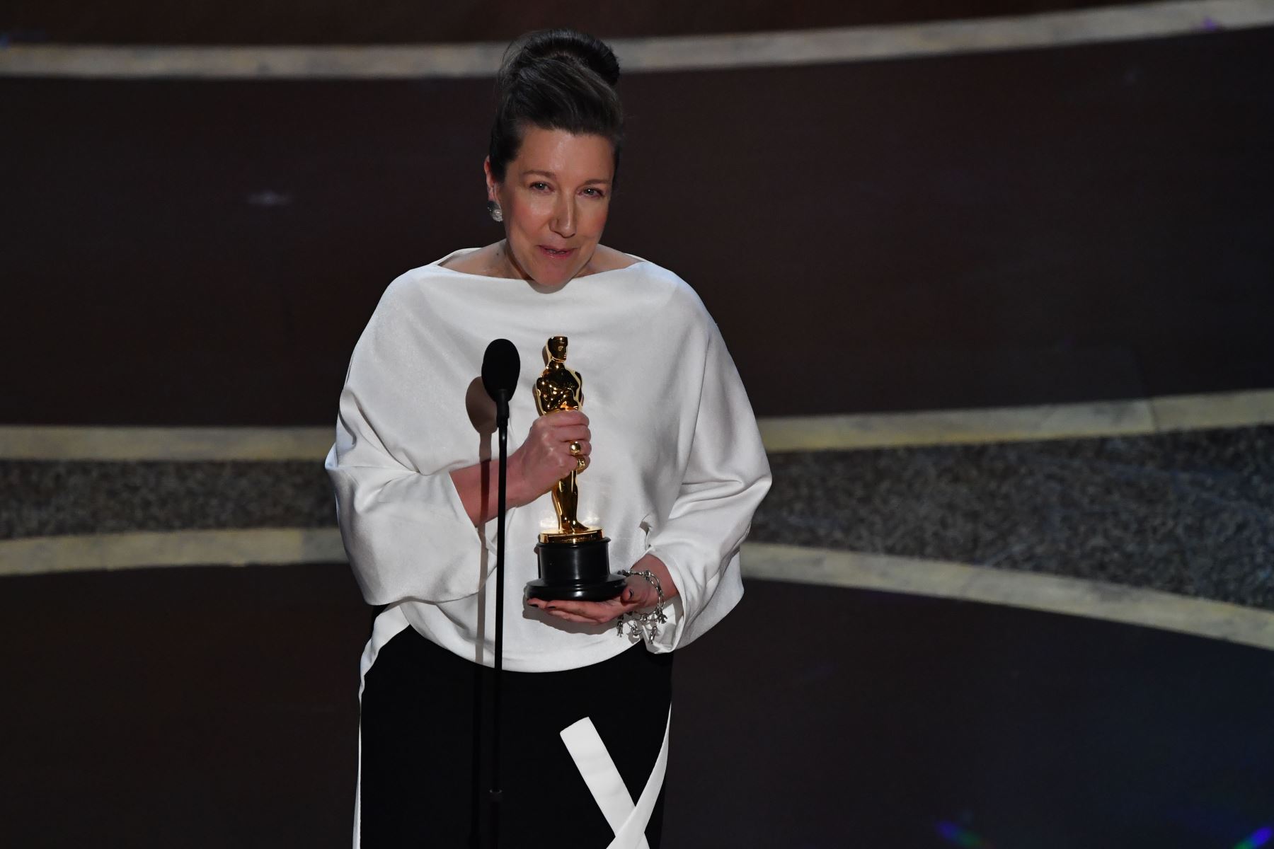 La diseñadora de vestuario británica Jacqueline Durran acepta el premio al mejor diseño de vestuario para "Little Women" durante la 92a edición de los Oscar en el Dolby Theatre de Hollywood, California.
Foto: AFP