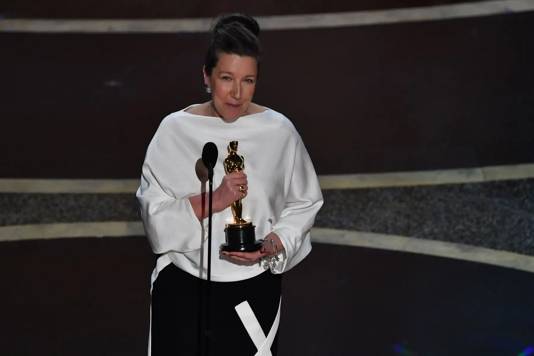 La diseñadora de vestuario británica Jacqueline Durran acepta el premio al mejor diseño de vestuario para "Little Women" durante la 92a edición de los Oscar en el Dolby Theatre de Hollywood, California.
Foto: AFP