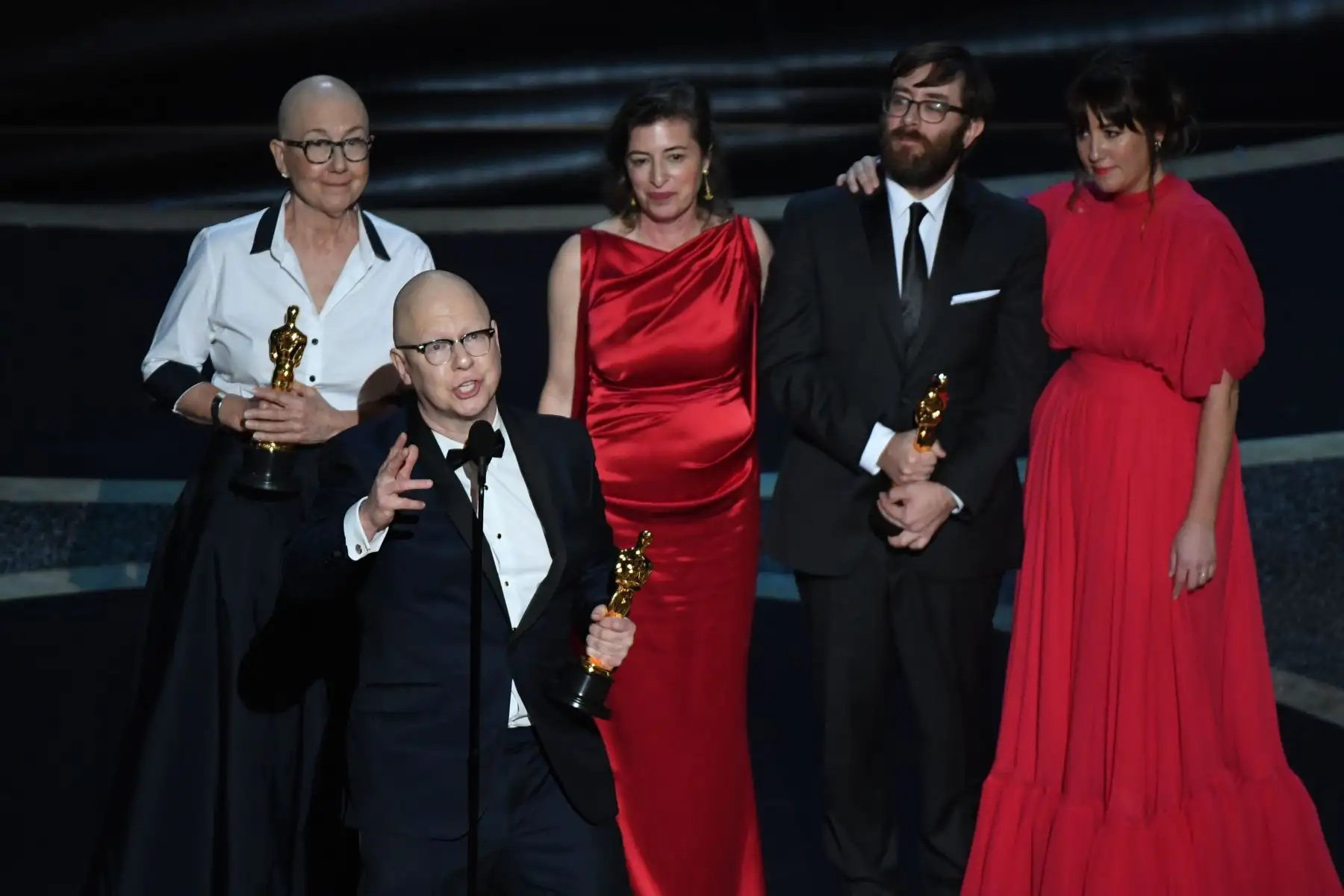 Los directores estadounidenses Steven Bognar  y Julia Reichert aceptan el premio a la Mejor Película Documental para "American Factory" durante los 92o Oscars en el Dolby Theatre de Hollywood, California.
Foto: AFP