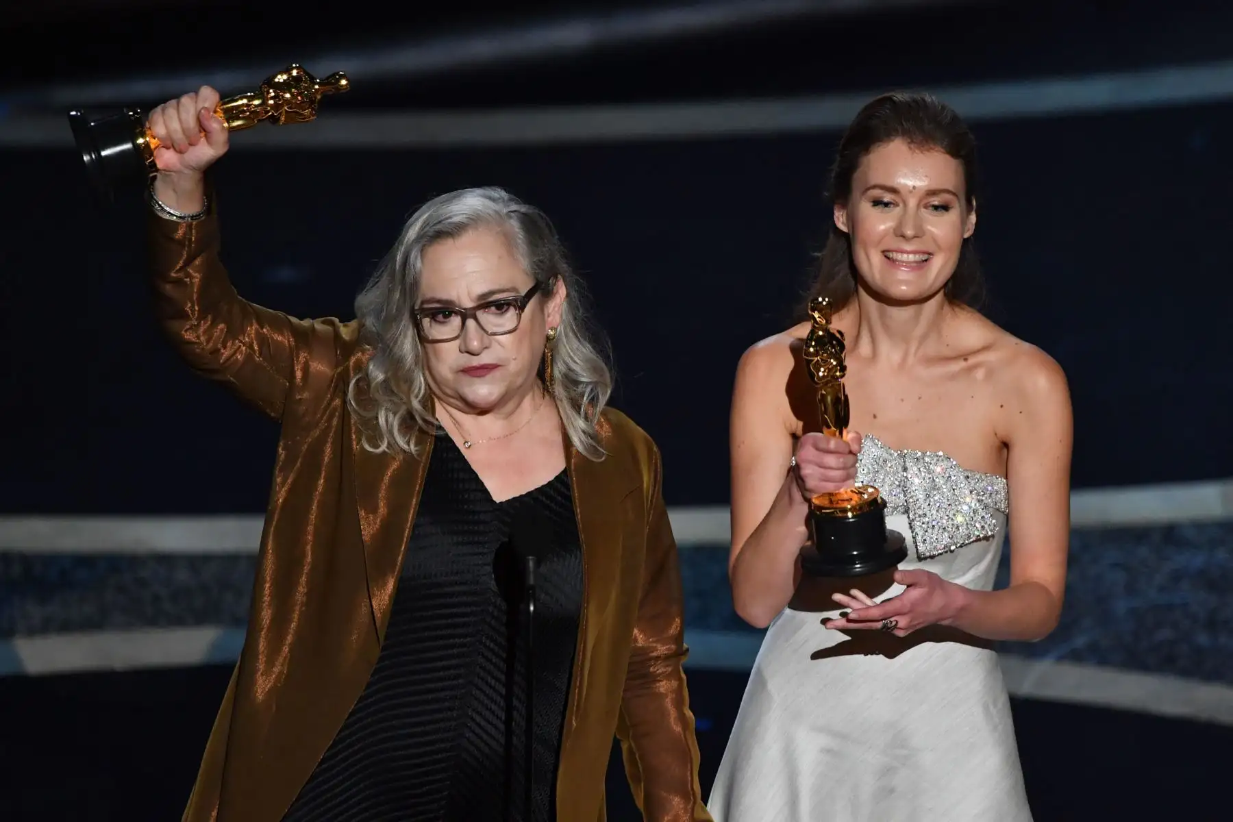 La cineasta estadounidense Carol Dysinger  y la directora Elena Andreicheva aceptan el premio al mejor documental de tema corto por "Aprender a patinar en una zona de guerra (si eres una niña)" durante los 92o Oscars en el Dolby Theatre de Hollywood, California.
Foto: AFP