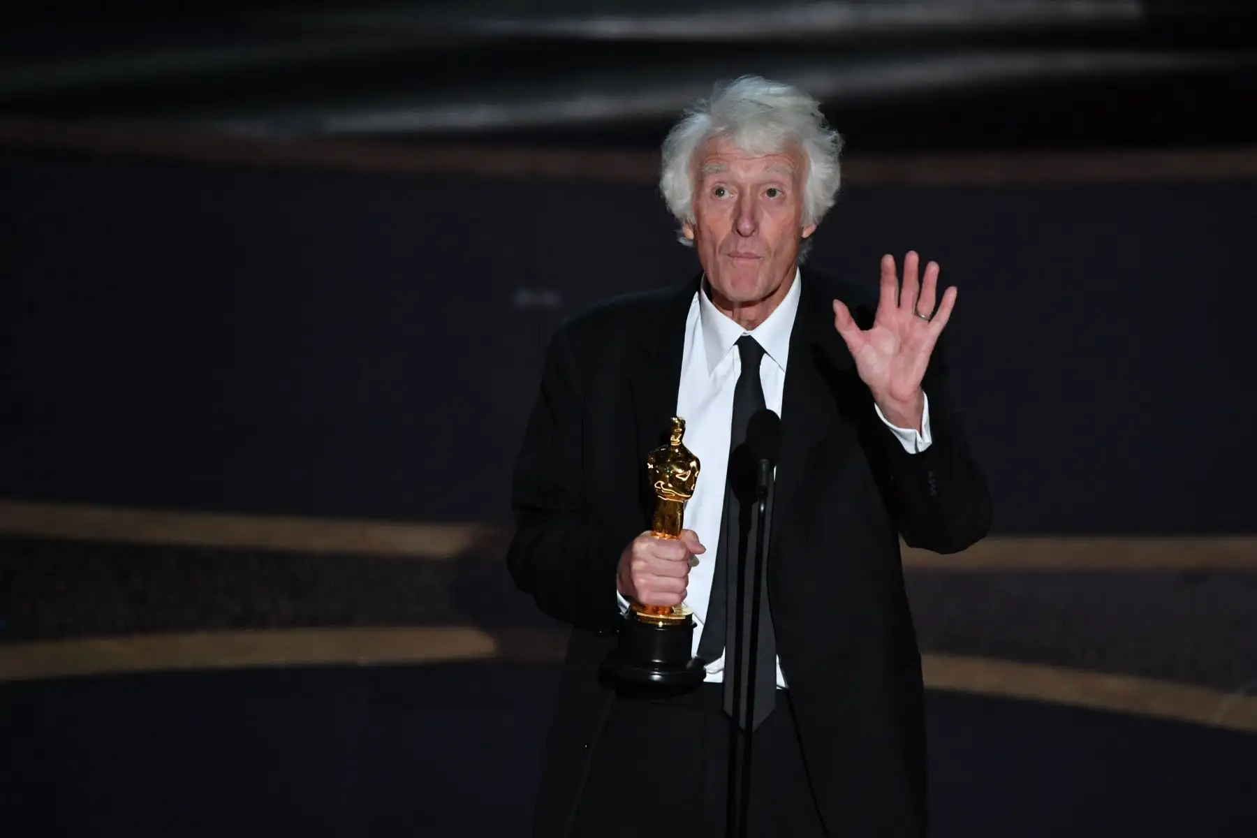 El director de fotografía británico Roger Deakins acepta el premio a la mejor fotografía por "1917" durante la 92a edición de los Oscar en el Dolby Theatre de Hollywood, California, el 9 de febrero de 2020.
Foto: AFP