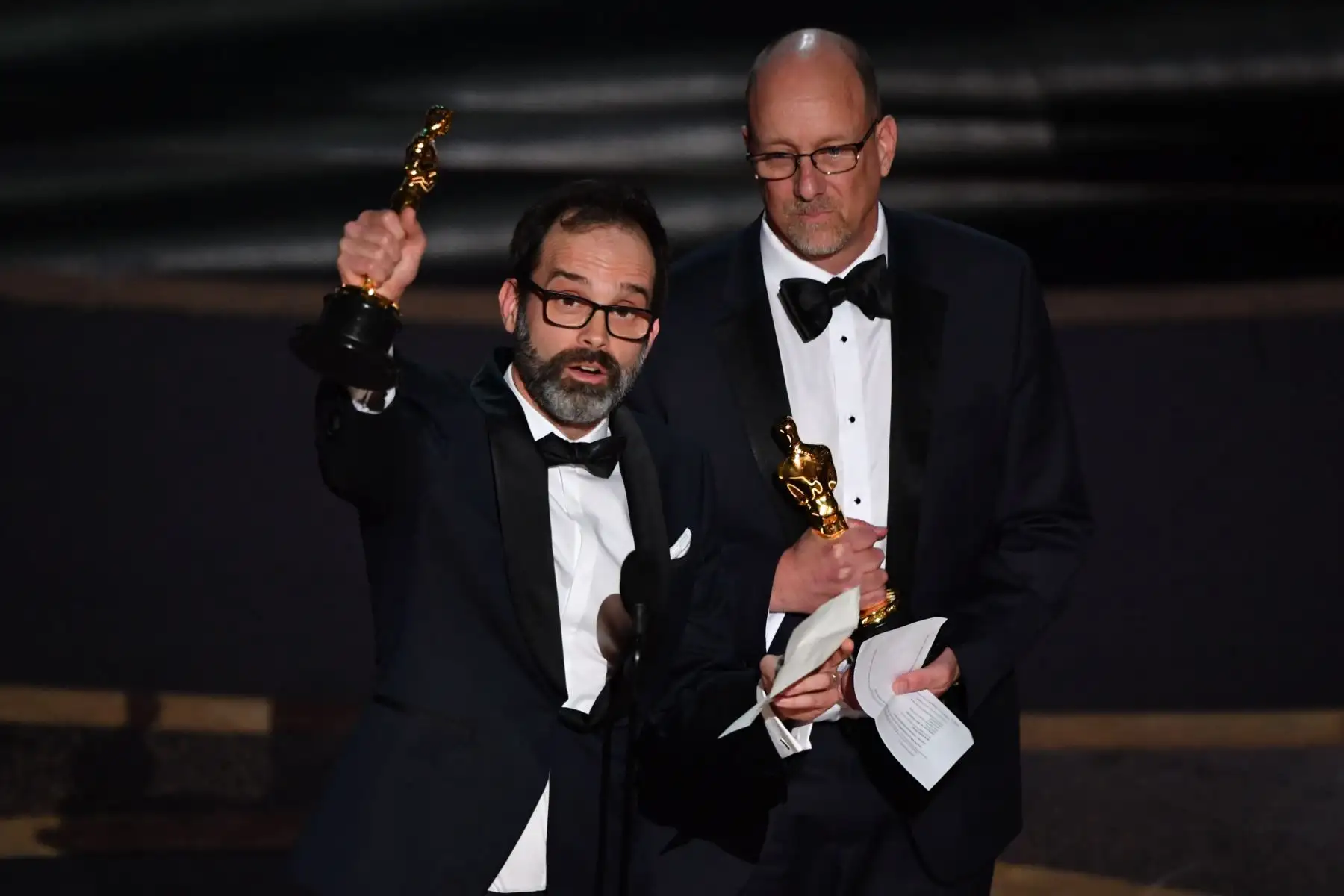 Los editores de cine de los Estados Unidos Andrew Buckland (izq.) Y Michael McCusker aceptan el premio a la Mejor Edición de Cine por "Ford v Ferrari" durante los 92o Oscars en el Dolby Theatre de Hollywood, California.
Foto: AFP