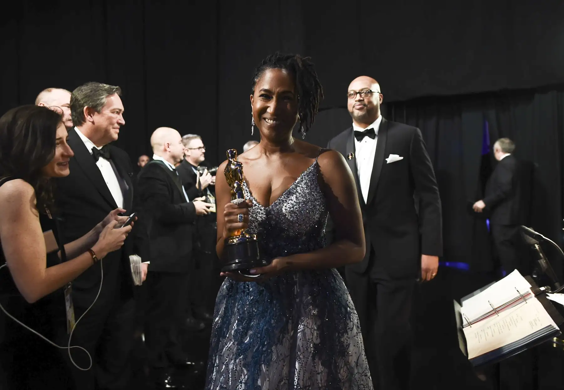 En esta foto proporcionada por A.M.P.A.S., Karen Rupert Toliver camina entre bastidores con el premio al Cortometraje de animación durante los 92o Oscars en el Dolby Theatre de Hollywood, California.
Foto: AFP