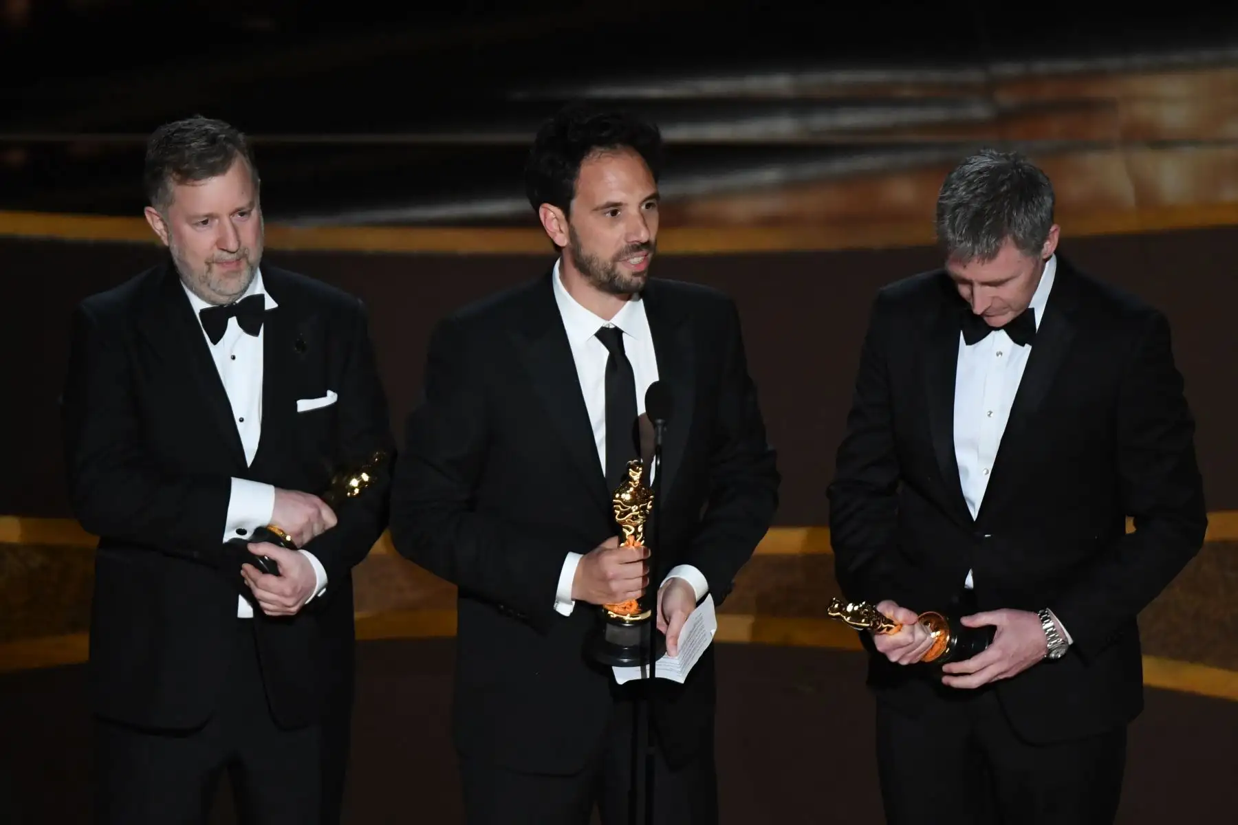 Greg Butler (L), Guillame Rocheron (C) y Dominic Tuohy aceptan el premio a los Mejores Efectos Visuales por "1917" durante los 92o Oscars en el Dolby Theatre de Hollywood, California.
Foto: AFP