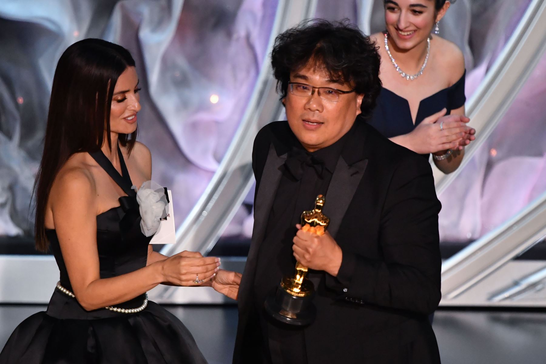 El director surcoreano Bong Joon-ho acepta el premio al mejor largometraje internacional por "Parasite" durante los 92o Oscars en el Dolby Theatre de Hollywood, California.
Foto: AFP