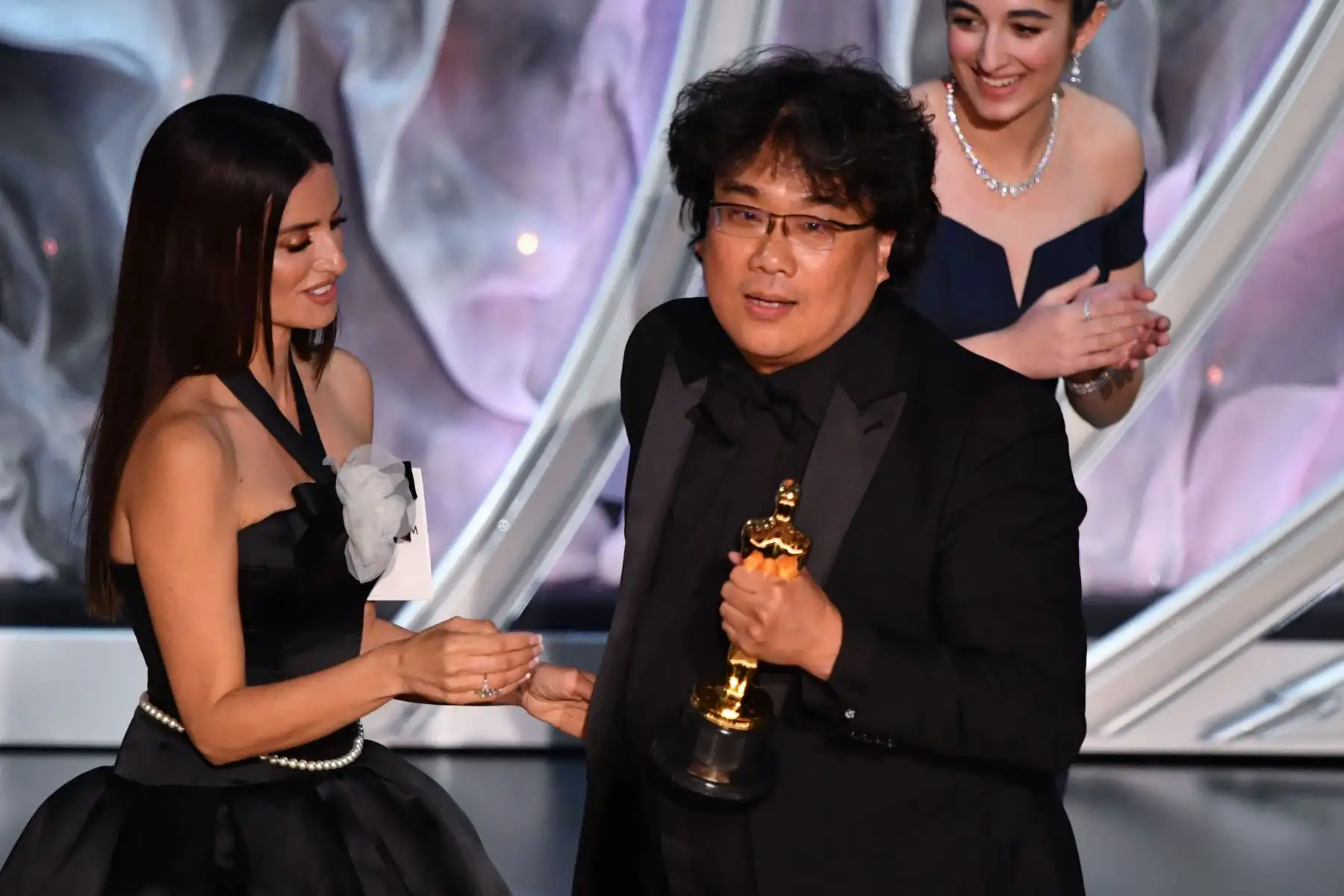 El director surcoreano Bong Joon-ho acepta el premio al mejor largometraje internacional por "Parasite" durante los 92o Oscars en el Dolby Theatre de Hollywood, California.
Foto: AFP