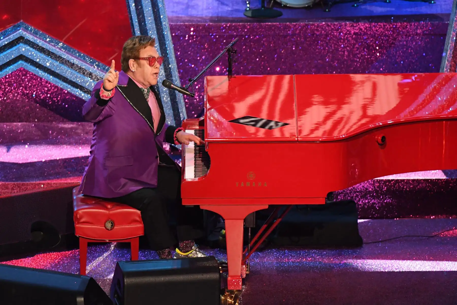 El cantante y compositor británico Elton John se presenta en el escenario durante los 92o Oscars en el Dolby Theatre de Hollywood, California.
Foto: AFP